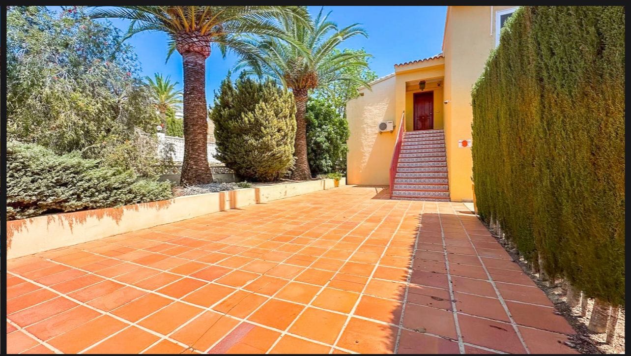 Renovated Mediterranean Chalet with Garage for Sale in Alfaz del Pi