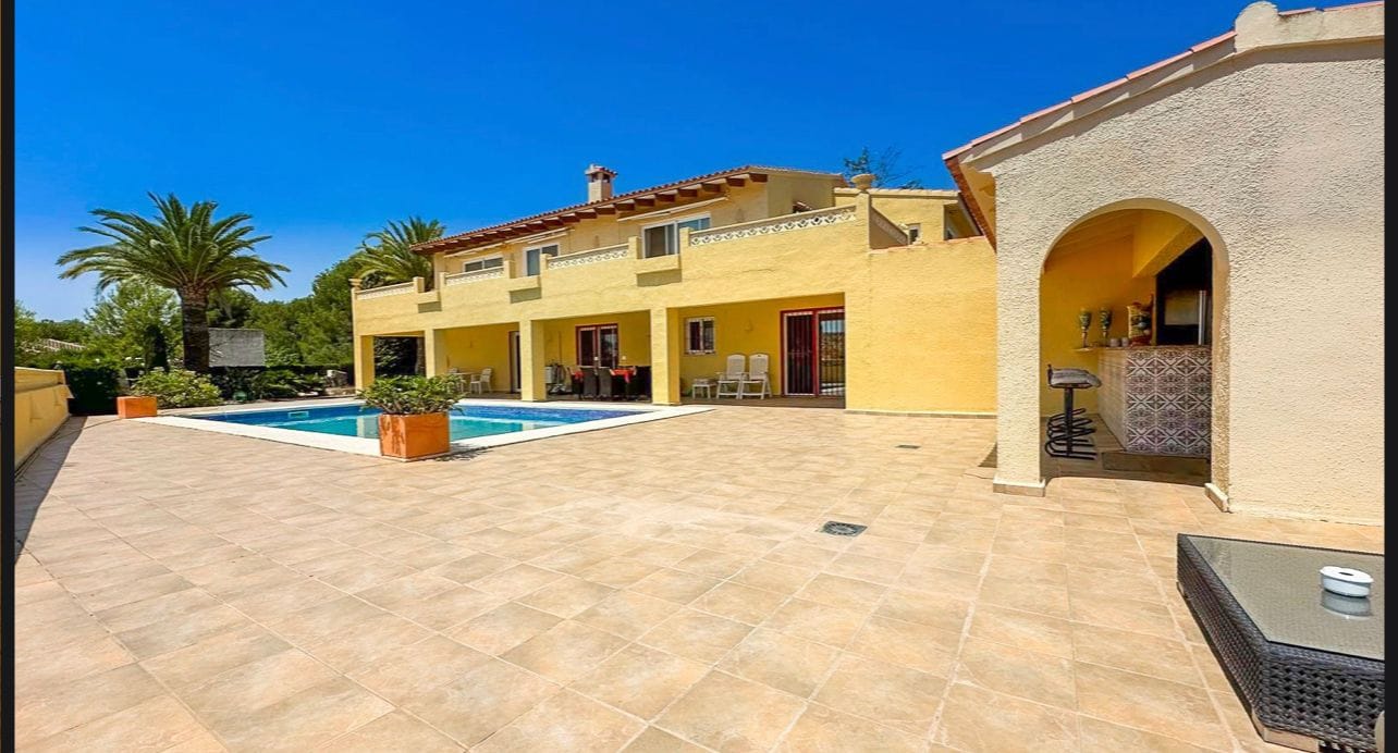 Renovated Mediterranean Chalet with Garage for Sale in Alfaz del Pi