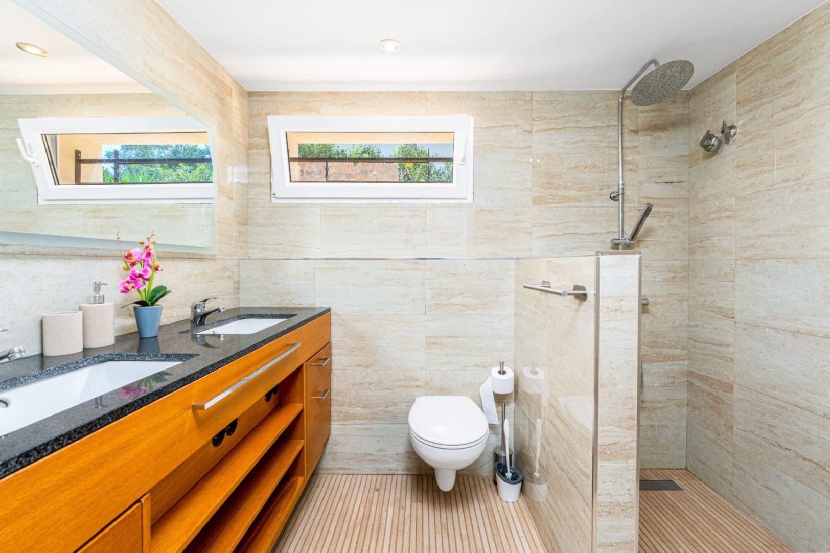 STUNNING VILLA WITH SOUTHEAST ORIENTATION FOR SALE IN ALBIR WITH POOL, SAUNA, AND BAR AREA