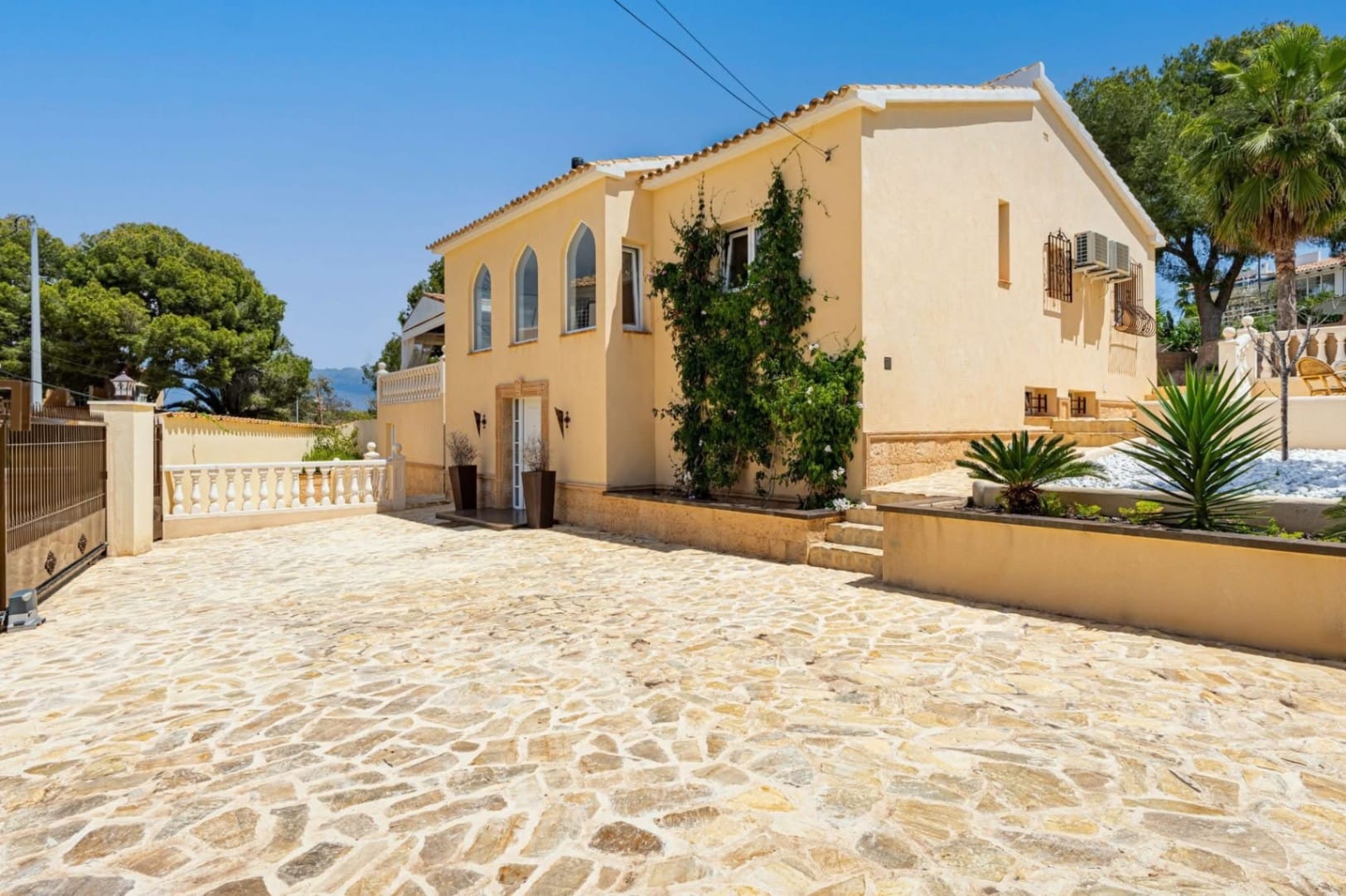 STUNNING VILLA WITH SOUTHEAST ORIENTATION FOR SALE IN ALBIR WITH POOL, SAUNA, AND BAR AREA