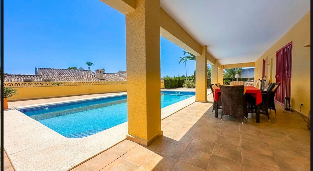 Renovated Mediterranean Chalet with Garage for Sale in Alfaz del Pi