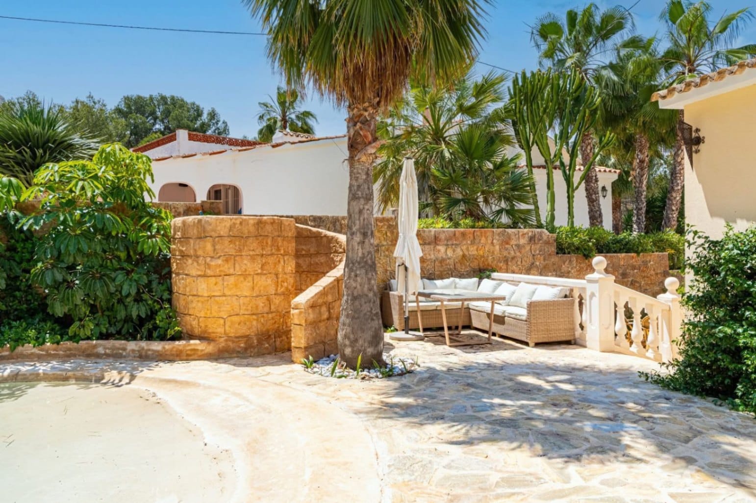STUNNING VILLA WITH SOUTHEAST ORIENTATION FOR SALE IN ALBIR WITH POOL, SAUNA, AND BAR AREA