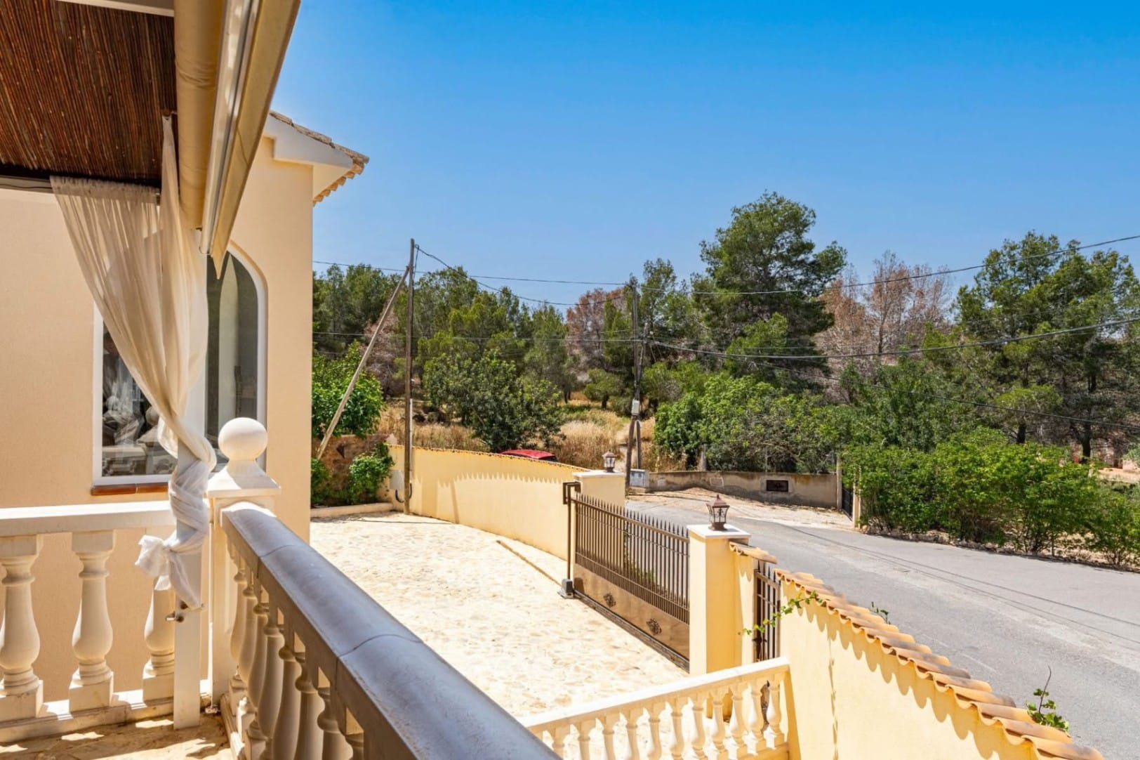 STUNNING VILLA WITH SOUTHEAST ORIENTATION FOR SALE IN ALBIR WITH POOL, SAUNA, AND BAR AREA