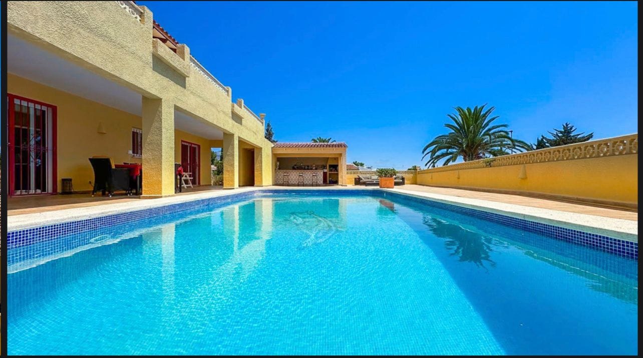 Renovated Mediterranean Chalet with Garage for Sale in Alfaz del Pi