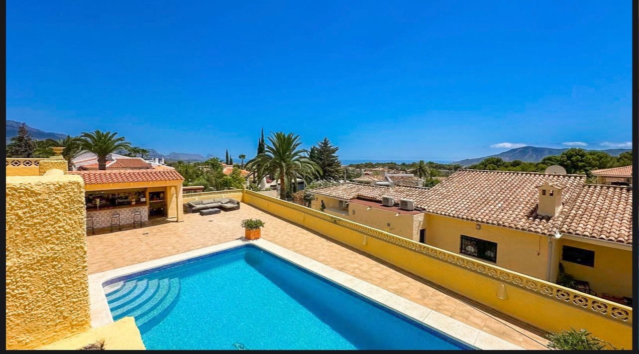 Renovated Mediterranean Chalet with Garage for Sale in Alfaz del Pi