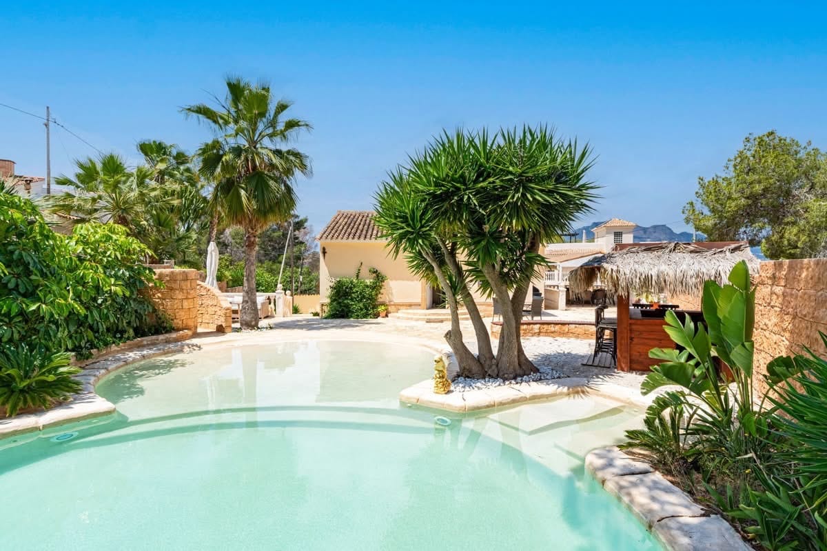 STUNNING VILLA WITH SOUTHEAST ORIENTATION FOR SALE IN ALBIR WITH POOL, SAUNA, AND BAR AREA