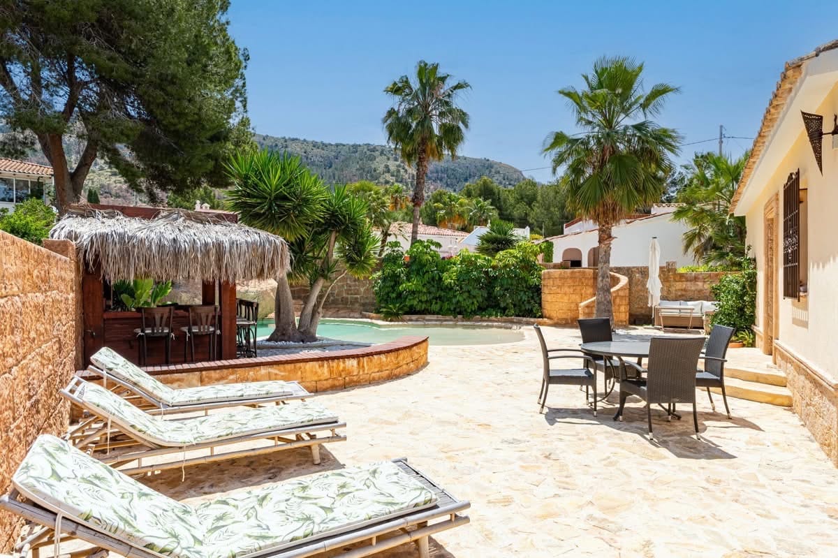 STUNNING VILLA WITH SOUTHEAST ORIENTATION FOR SALE IN ALBIR WITH POOL, SAUNA, AND BAR AREA