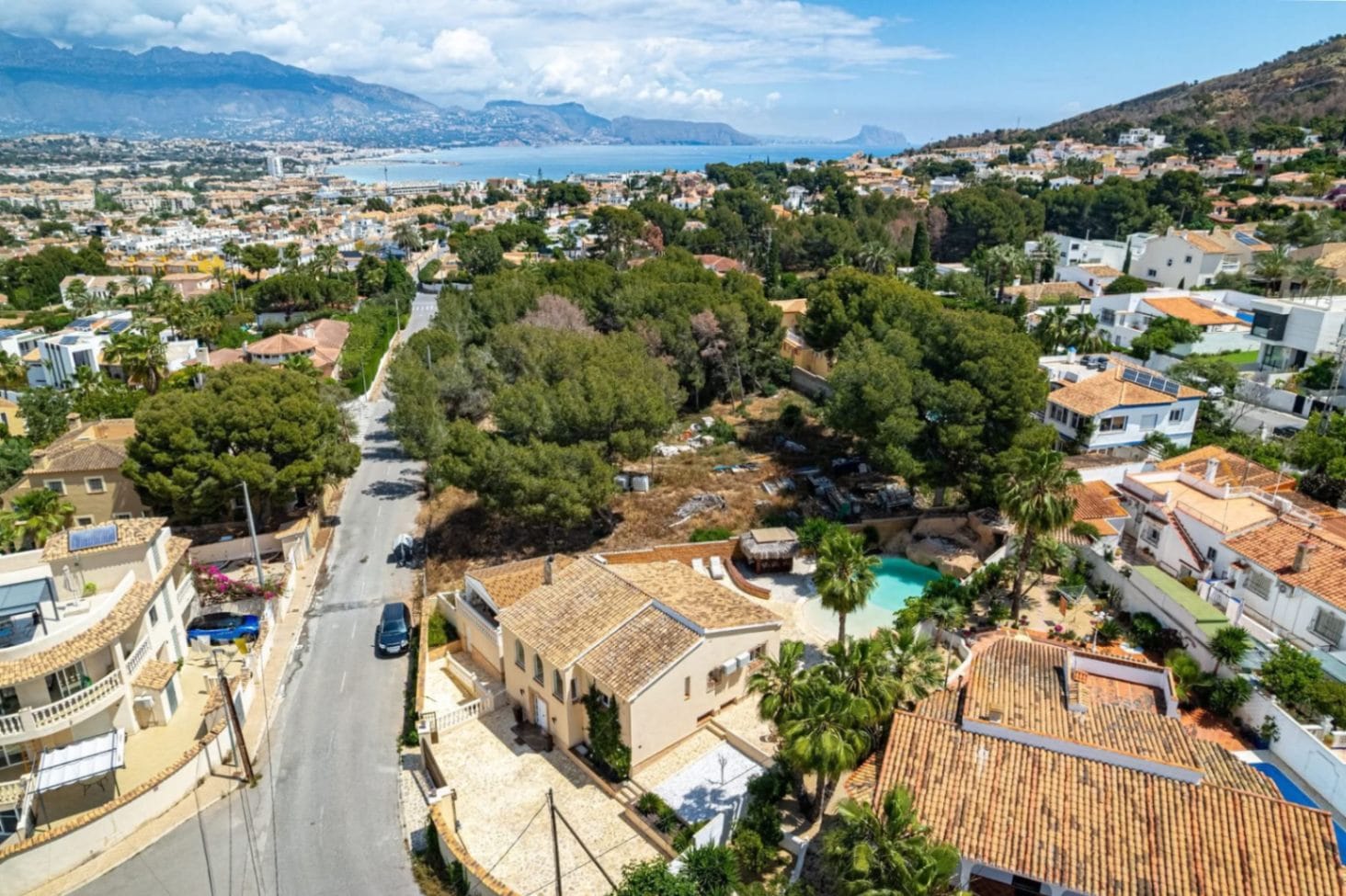 STUNNING VILLA WITH SOUTHEAST ORIENTATION FOR SALE IN ALBIR WITH POOL, SAUNA, AND BAR AREA
