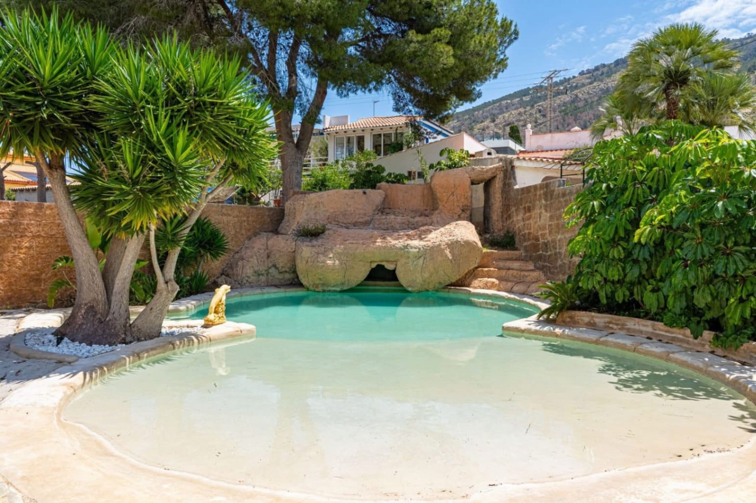 STUNNING VILLA WITH SOUTHEAST ORIENTATION FOR SALE IN ALBIR WITH POOL, SAUNA, AND BAR AREA