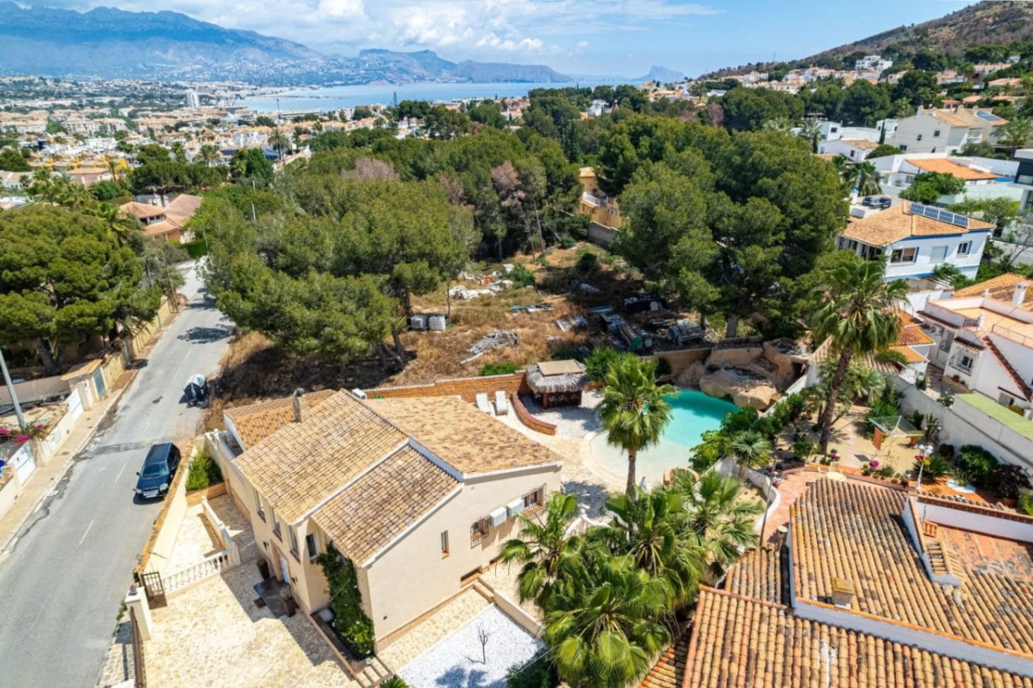 STUNNING VILLA WITH SOUTHEAST ORIENTATION FOR SALE IN ALBIR WITH POOL, SAUNA, AND BAR AREA