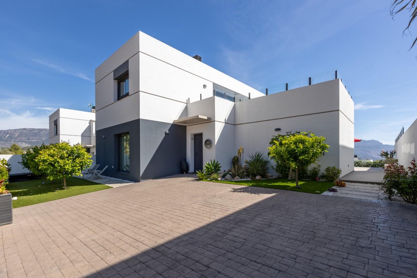 Modern Villa with a Pool for Sale in Polop