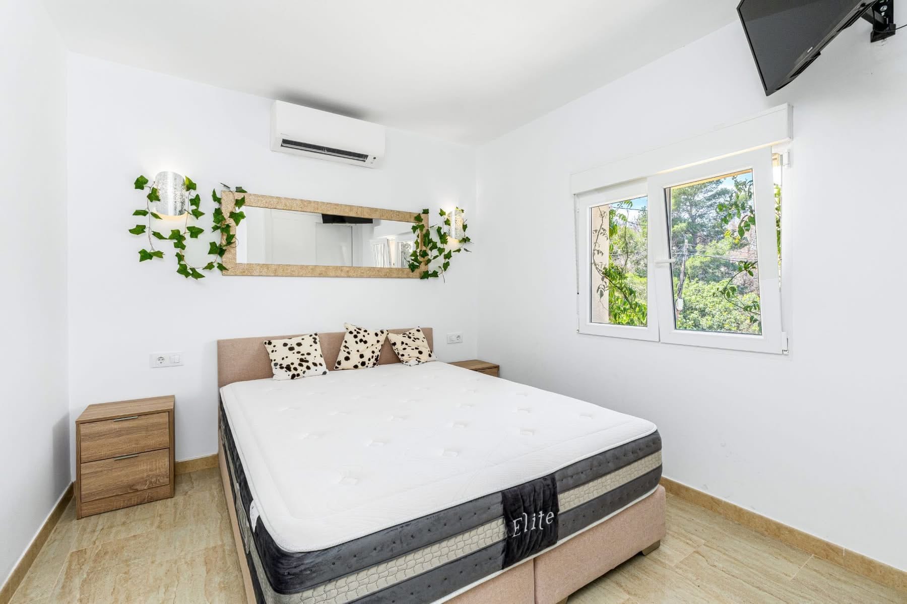 STUNNING VILLA WITH SOUTHEAST ORIENTATION FOR SALE IN ALBIR WITH POOL, SAUNA, AND BAR AREA