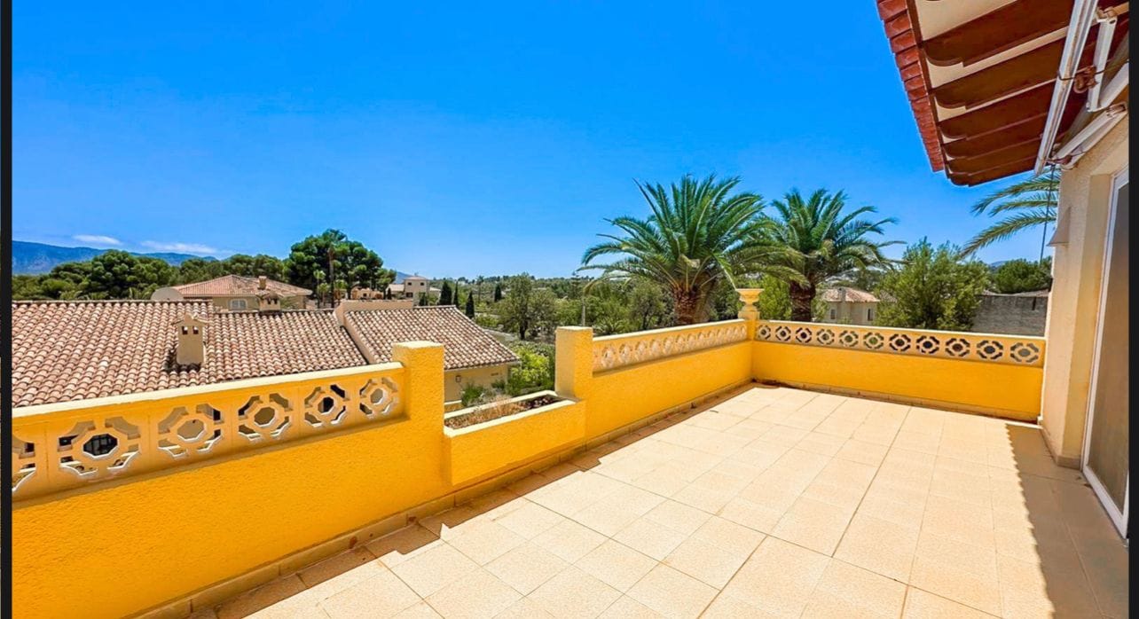 Renovated Mediterranean Chalet with Garage for Sale in Alfaz del Pi