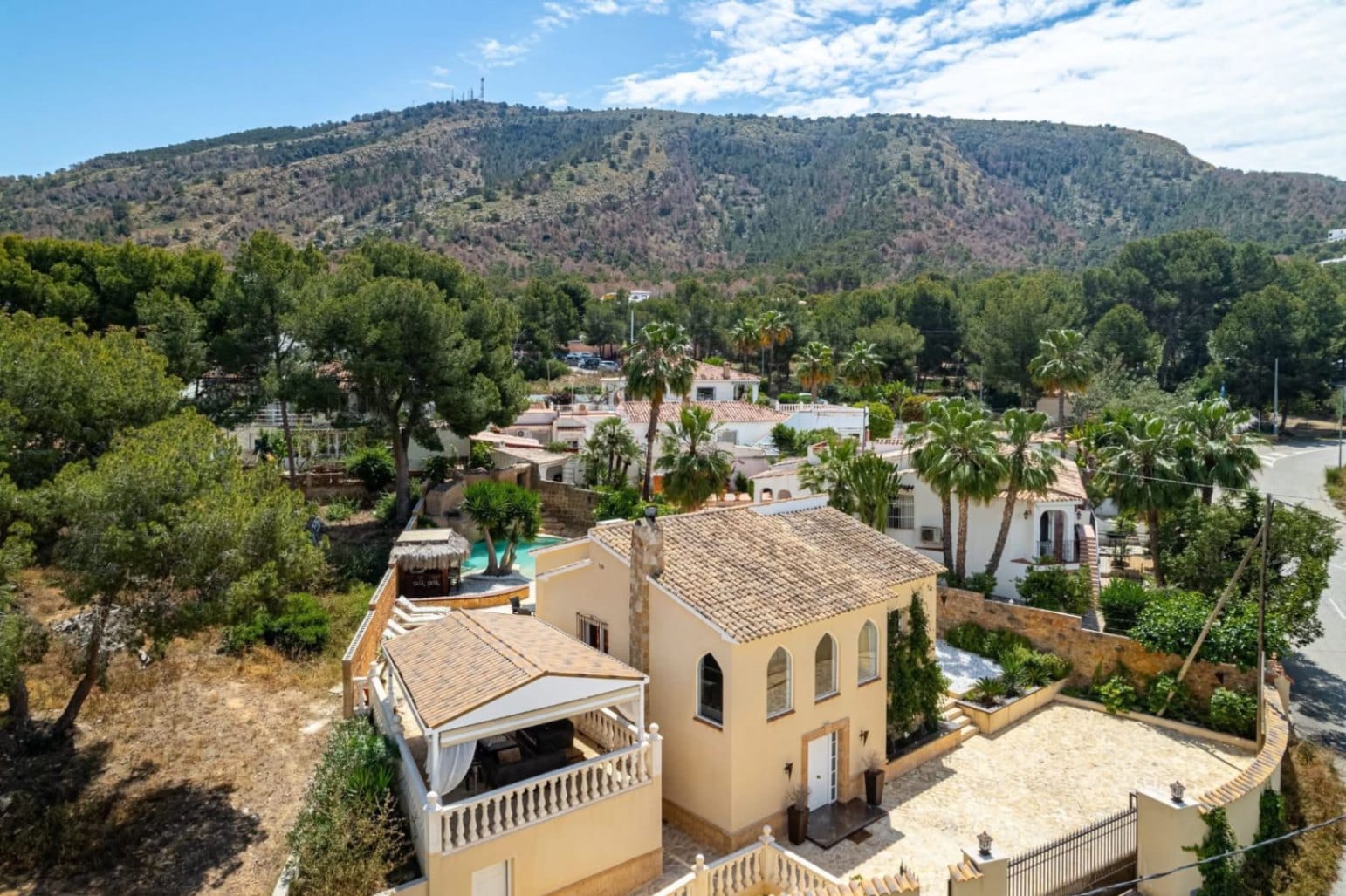 STUNNING VILLA WITH SOUTHEAST ORIENTATION FOR SALE IN ALBIR WITH POOL, SAUNA, AND BAR AREA
