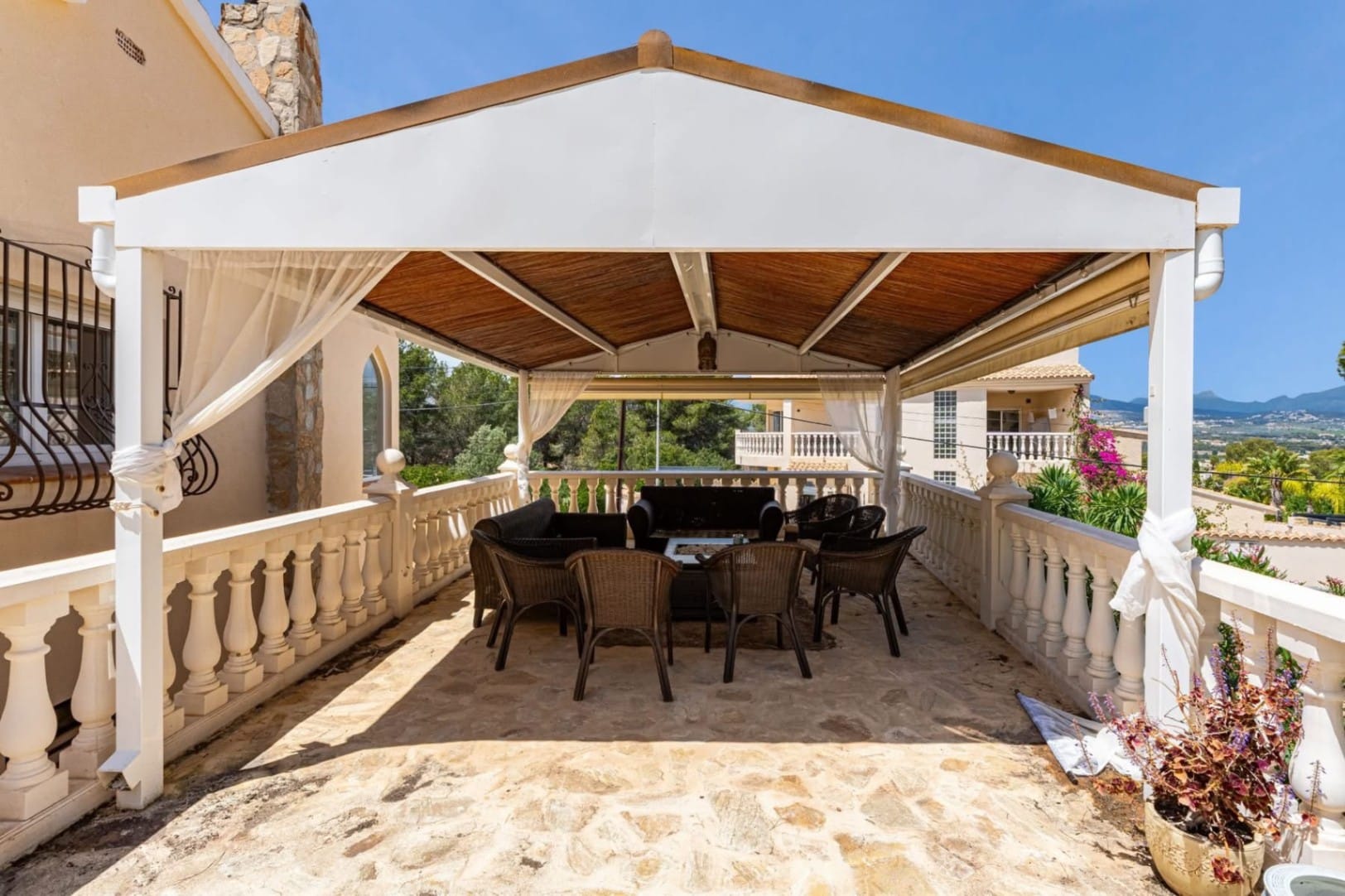 STUNNING VILLA WITH SOUTHEAST ORIENTATION FOR SALE IN ALBIR WITH POOL, SAUNA, AND BAR AREA