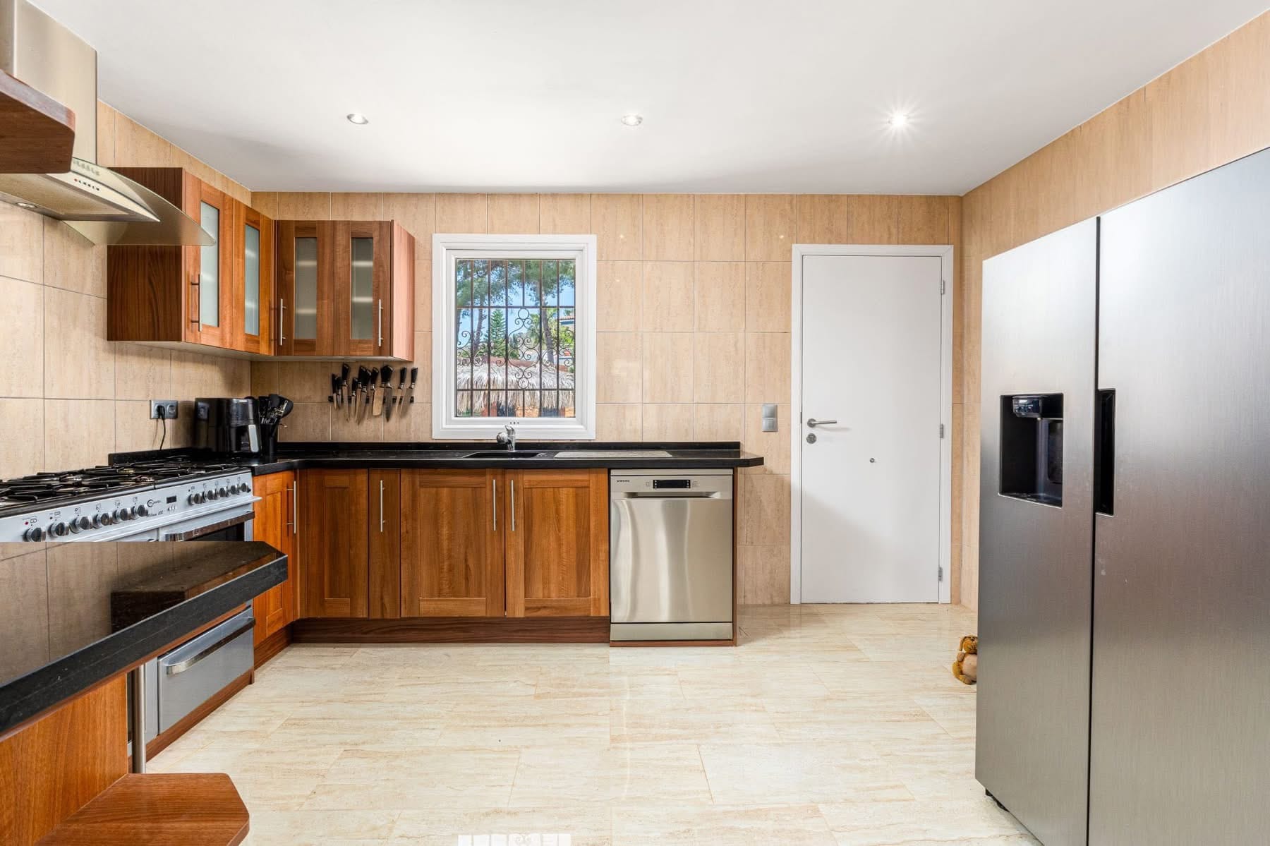 STUNNING VILLA WITH SOUTHEAST ORIENTATION FOR SALE IN ALBIR WITH POOL, SAUNA, AND BAR AREA