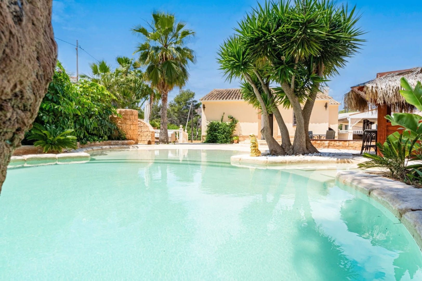 STUNNING VILLA WITH SOUTHEAST ORIENTATION FOR SALE IN ALBIR WITH POOL, SAUNA, AND BAR AREA