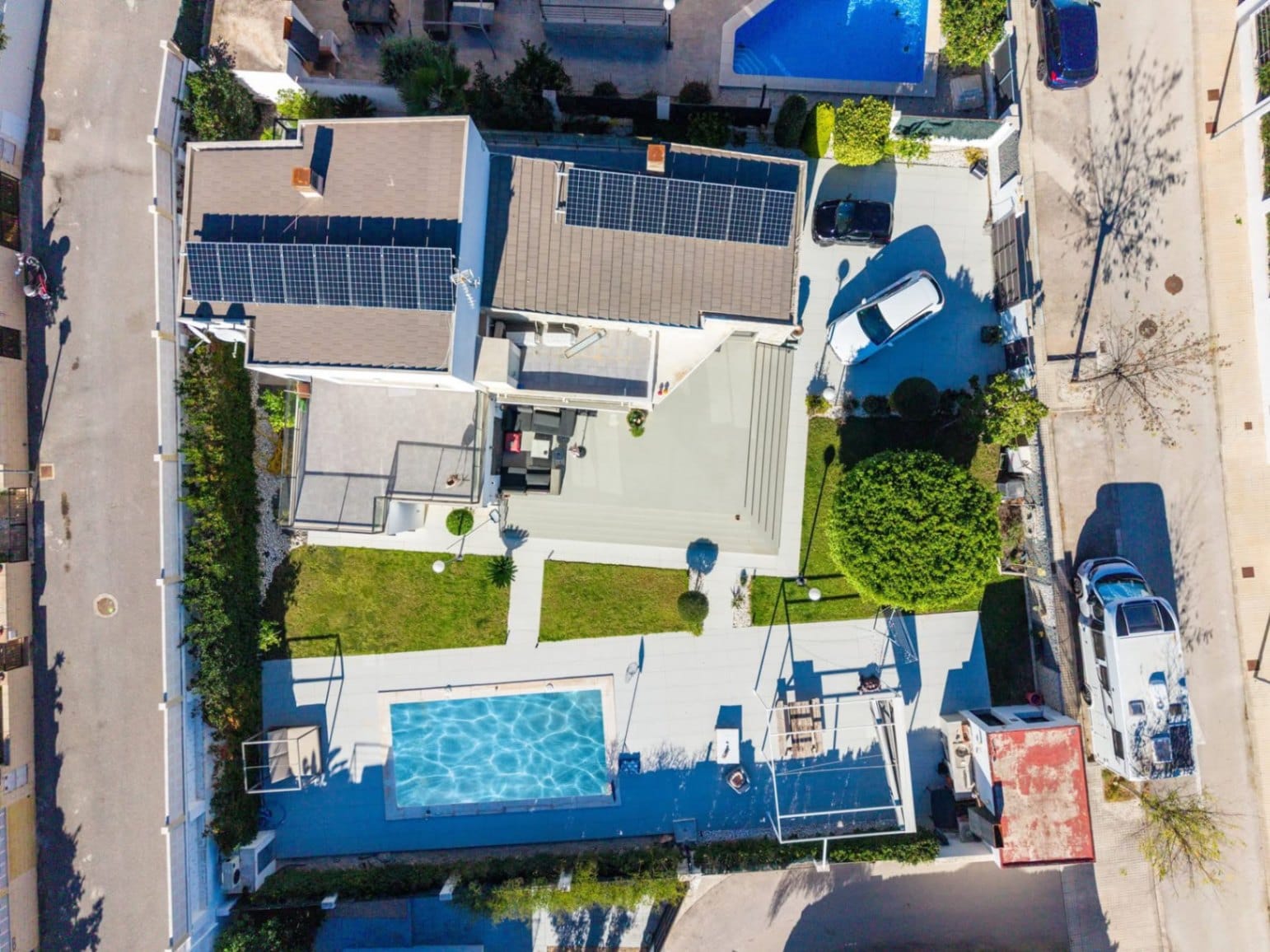 Modern villa with heated pool, cinema room, and sauna for sale in Polop.