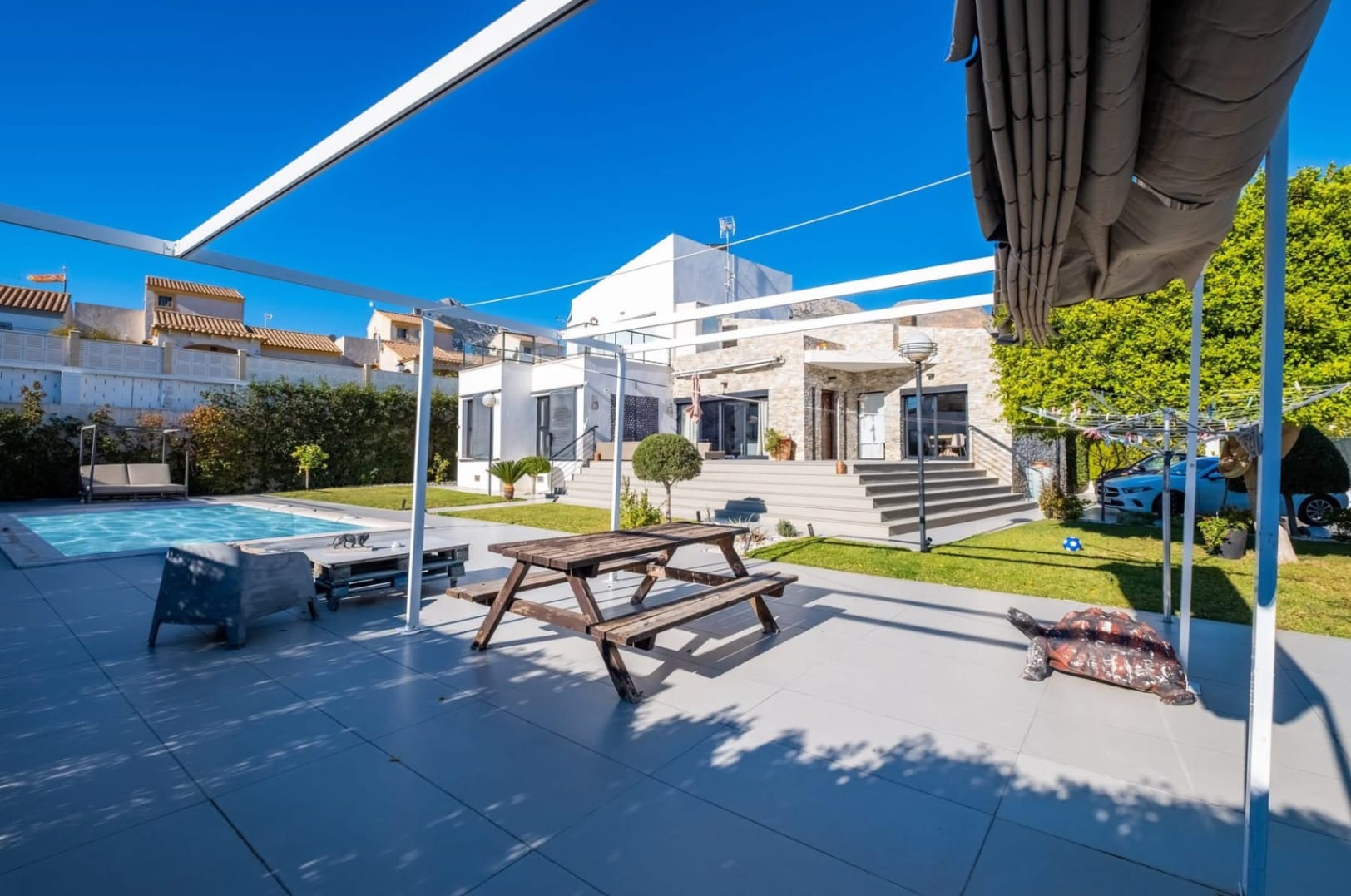 Modern villa with heated pool, cinema room, and sauna for sale in Polop.