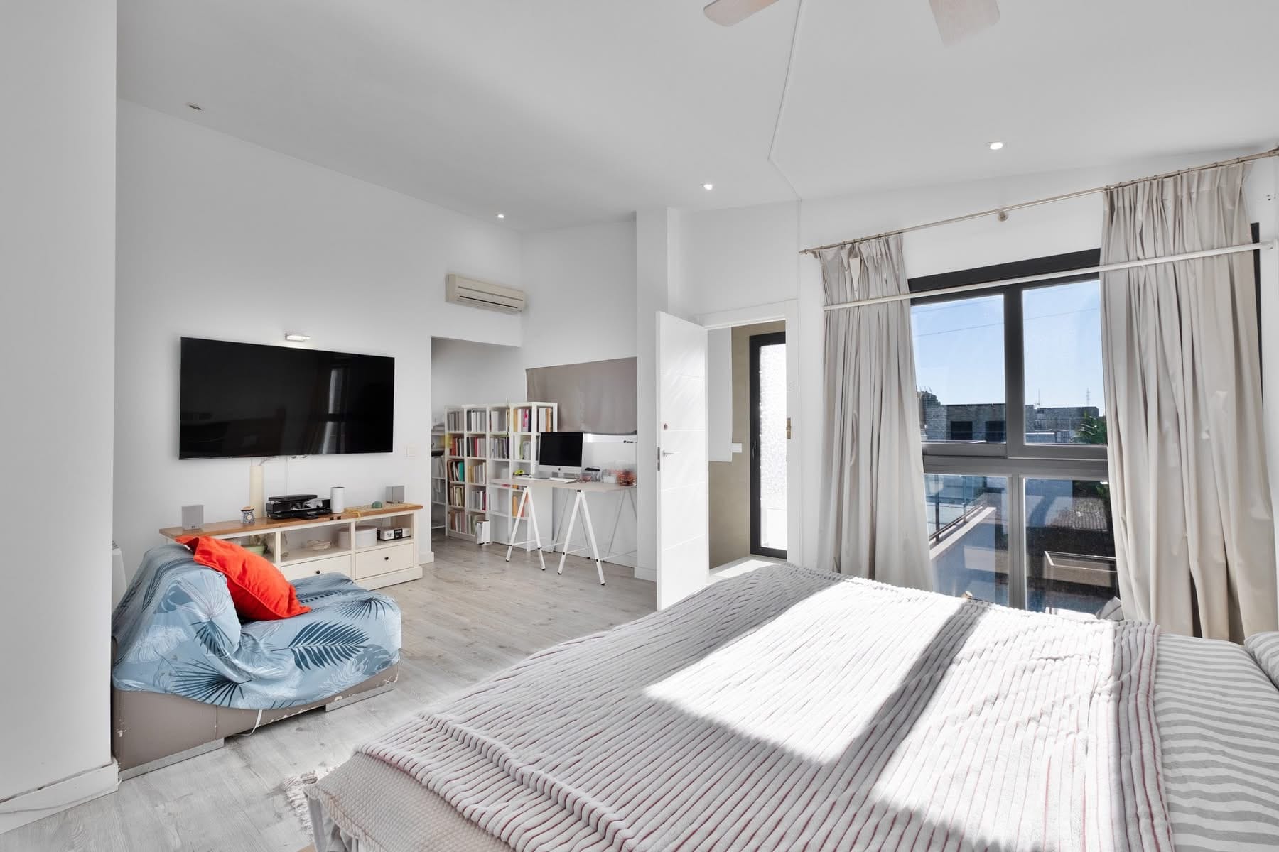 Modern villa with heated pool, cinema room, and sauna for sale in Polop.