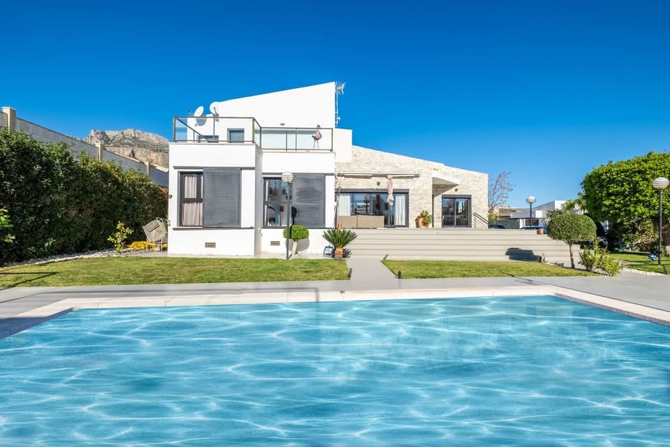 Modern villa with heated pool, cinema room, and sauna for sale in Polop.
