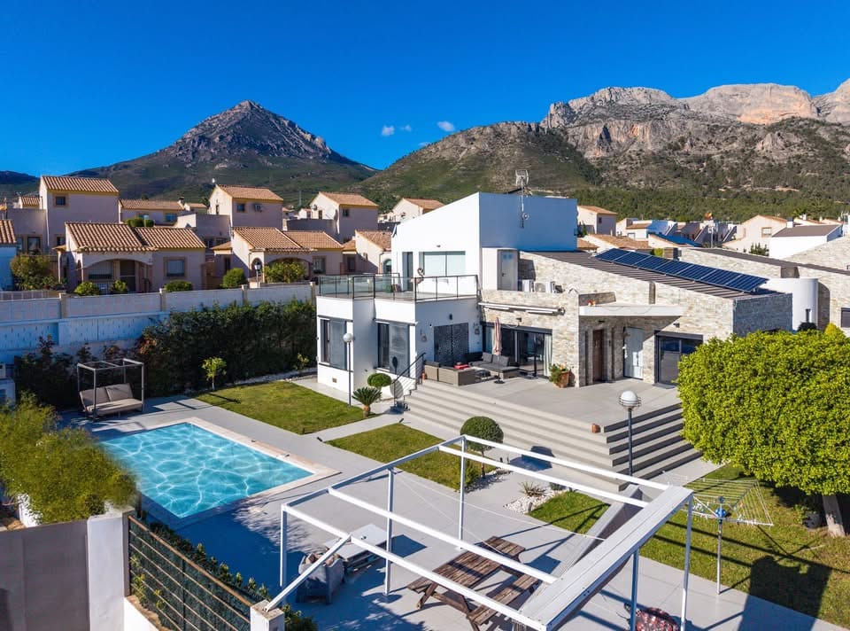 Modern villa with heated pool, cinema room, and sauna for sale in Polop.