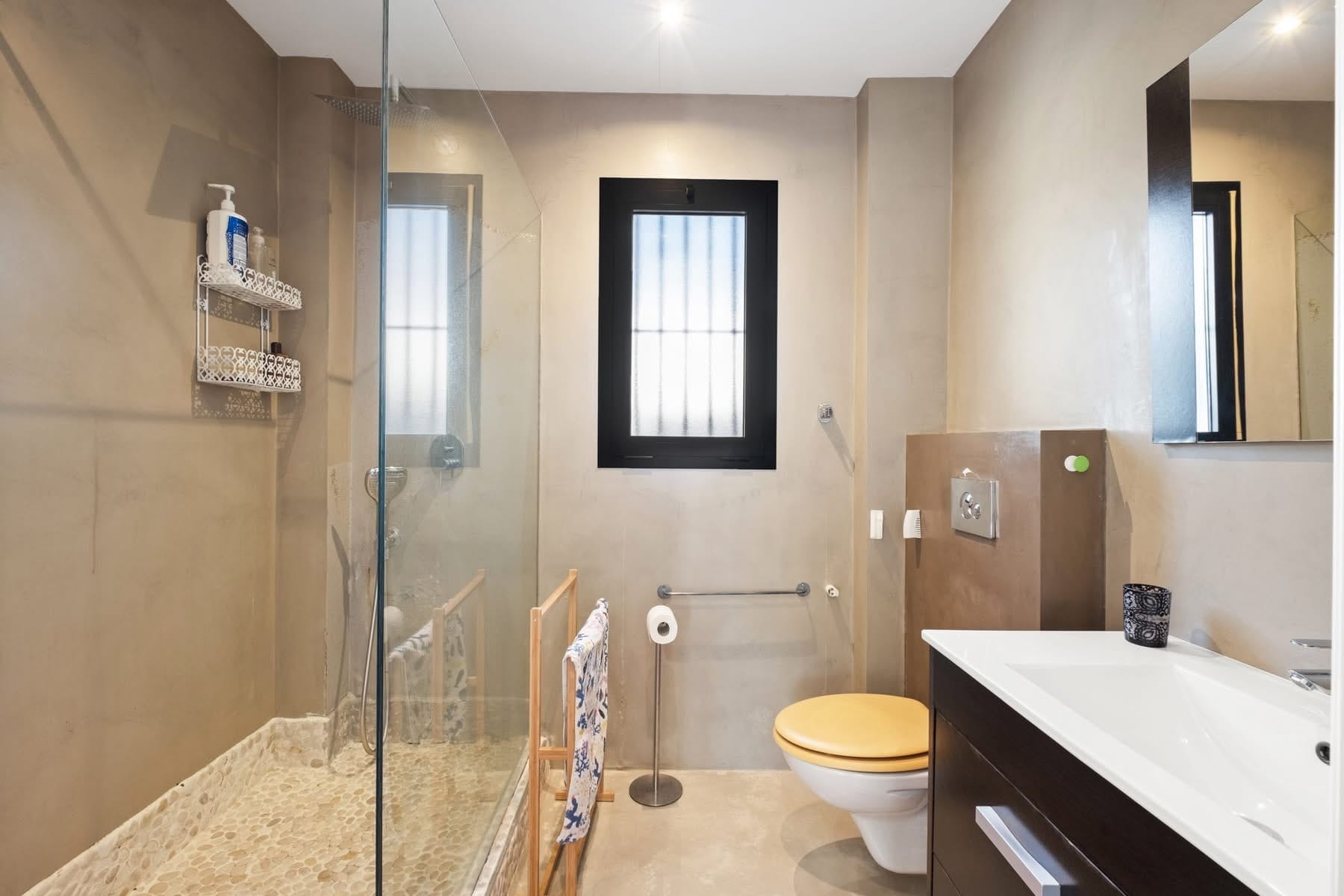 Modern villa with heated pool, cinema room, and sauna for sale in Polop.