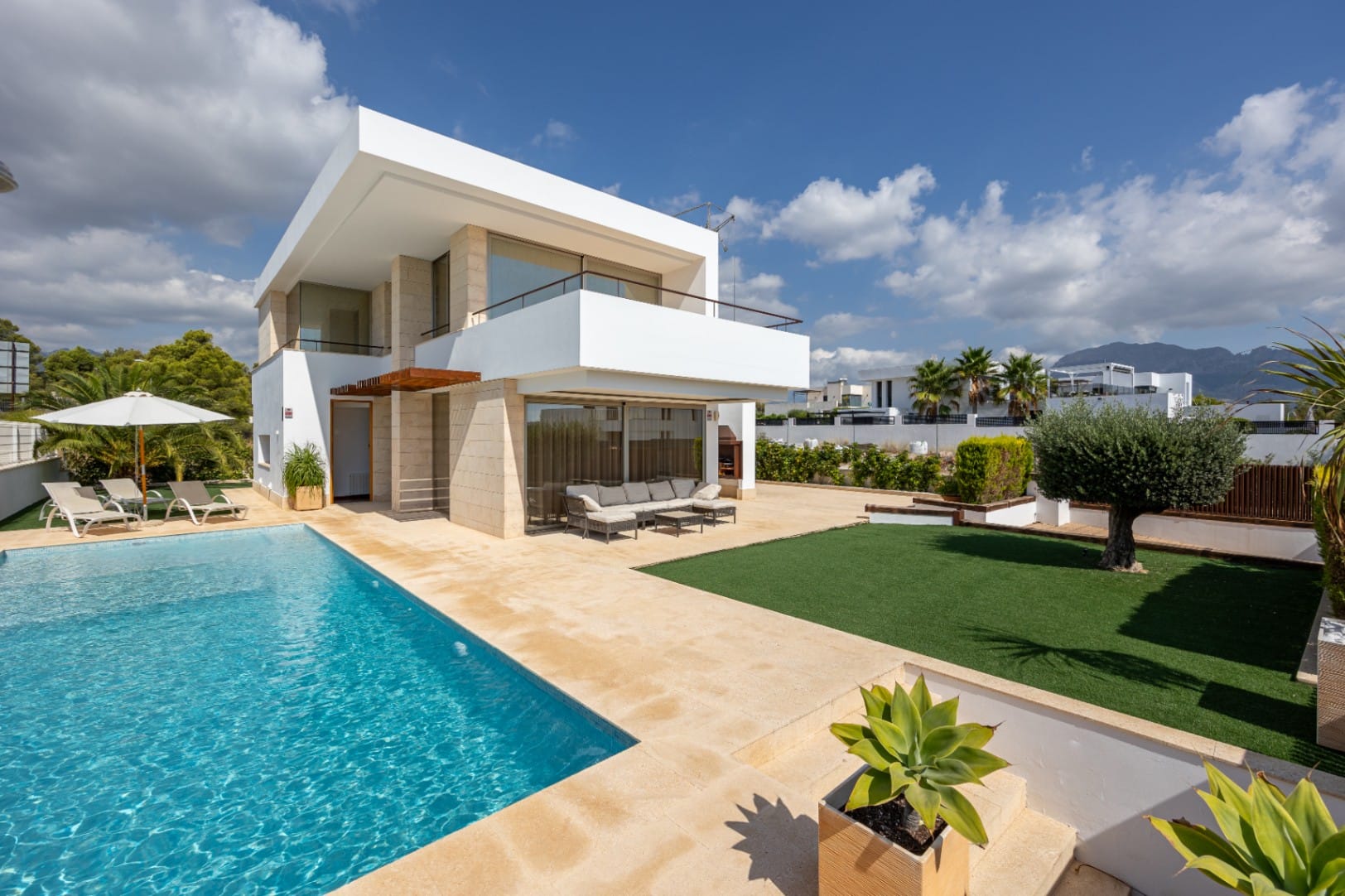 Mediterranean Luxury Living in La Nucía with Sea Views