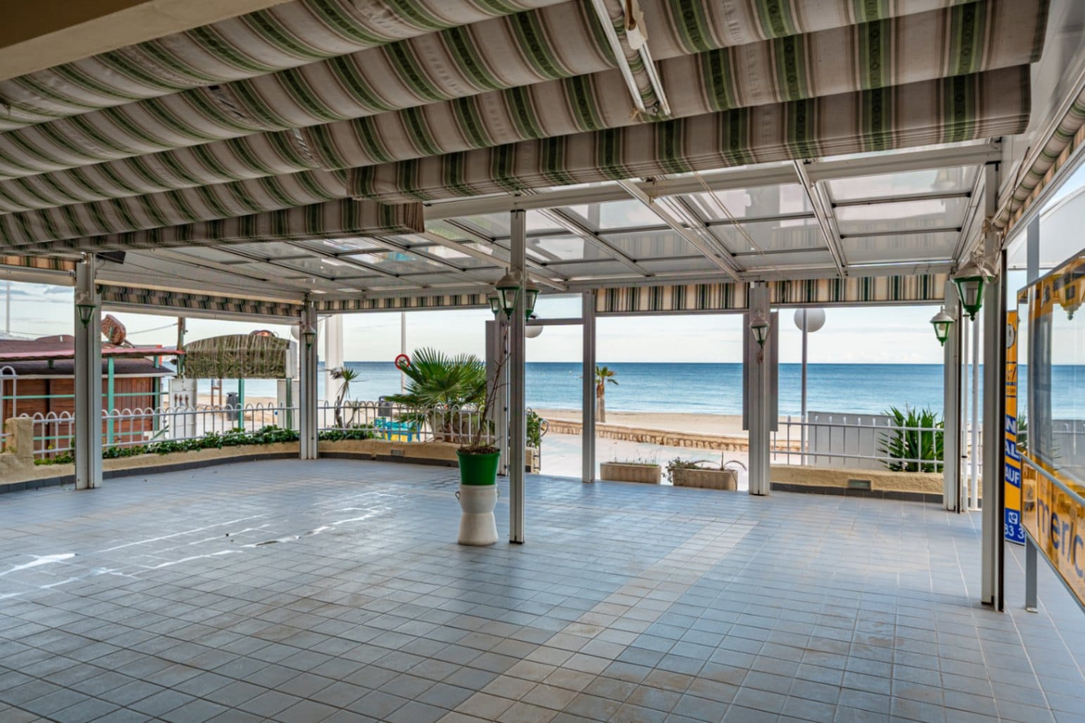 Exceptional investment facing the sea: Restaurant for sale on the Paseo de Calpe.