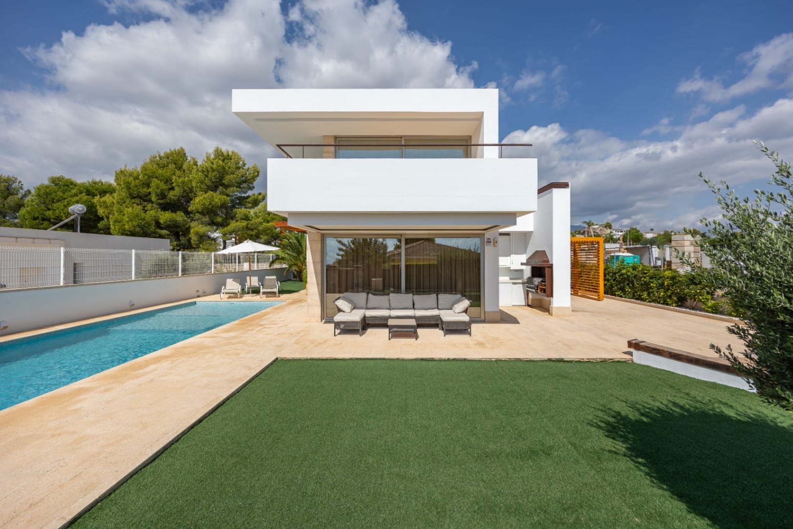 Mediterranean Luxury Living in La Nucía with Sea Views