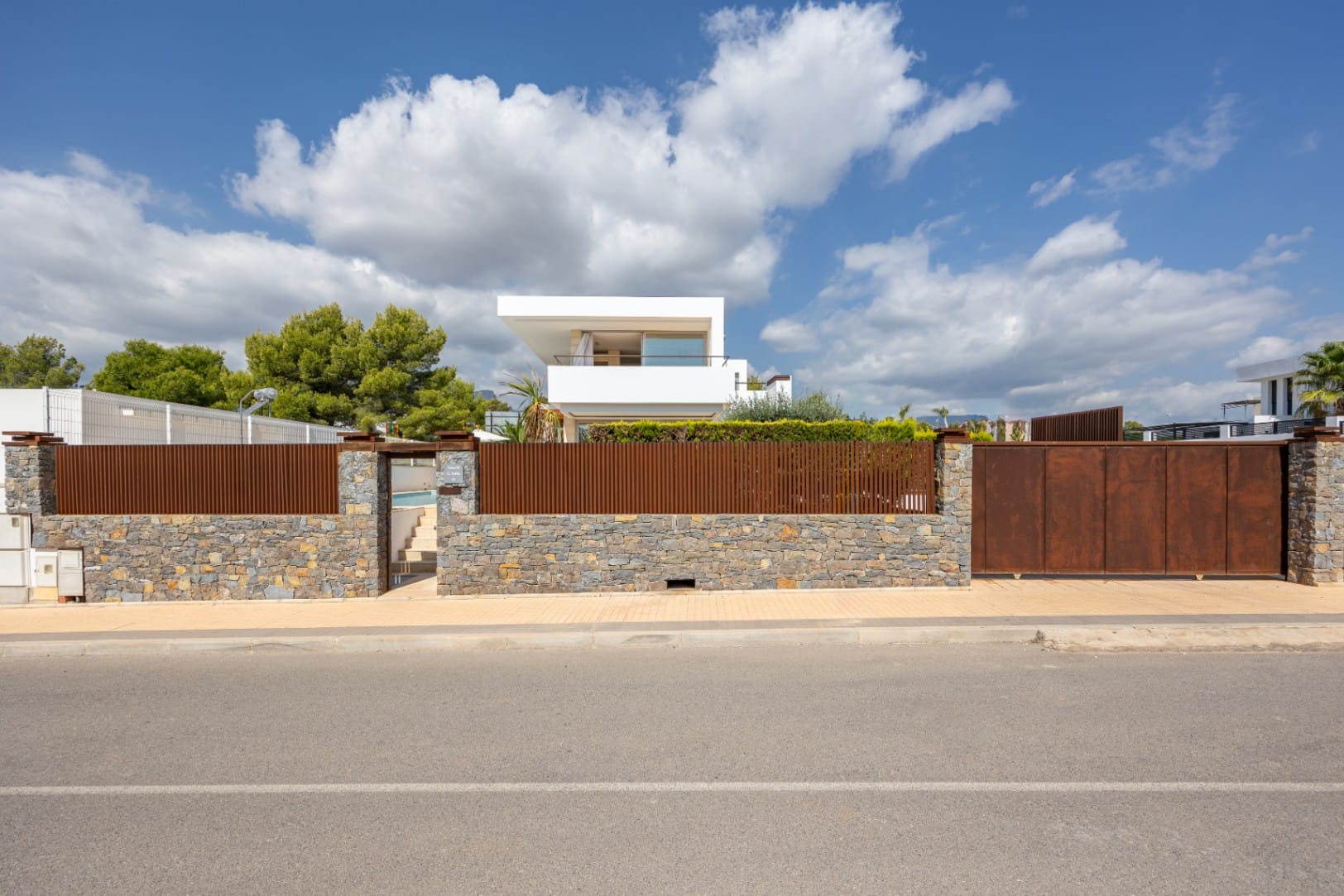 Mediterranean Luxury Living in La Nucía with Sea Views