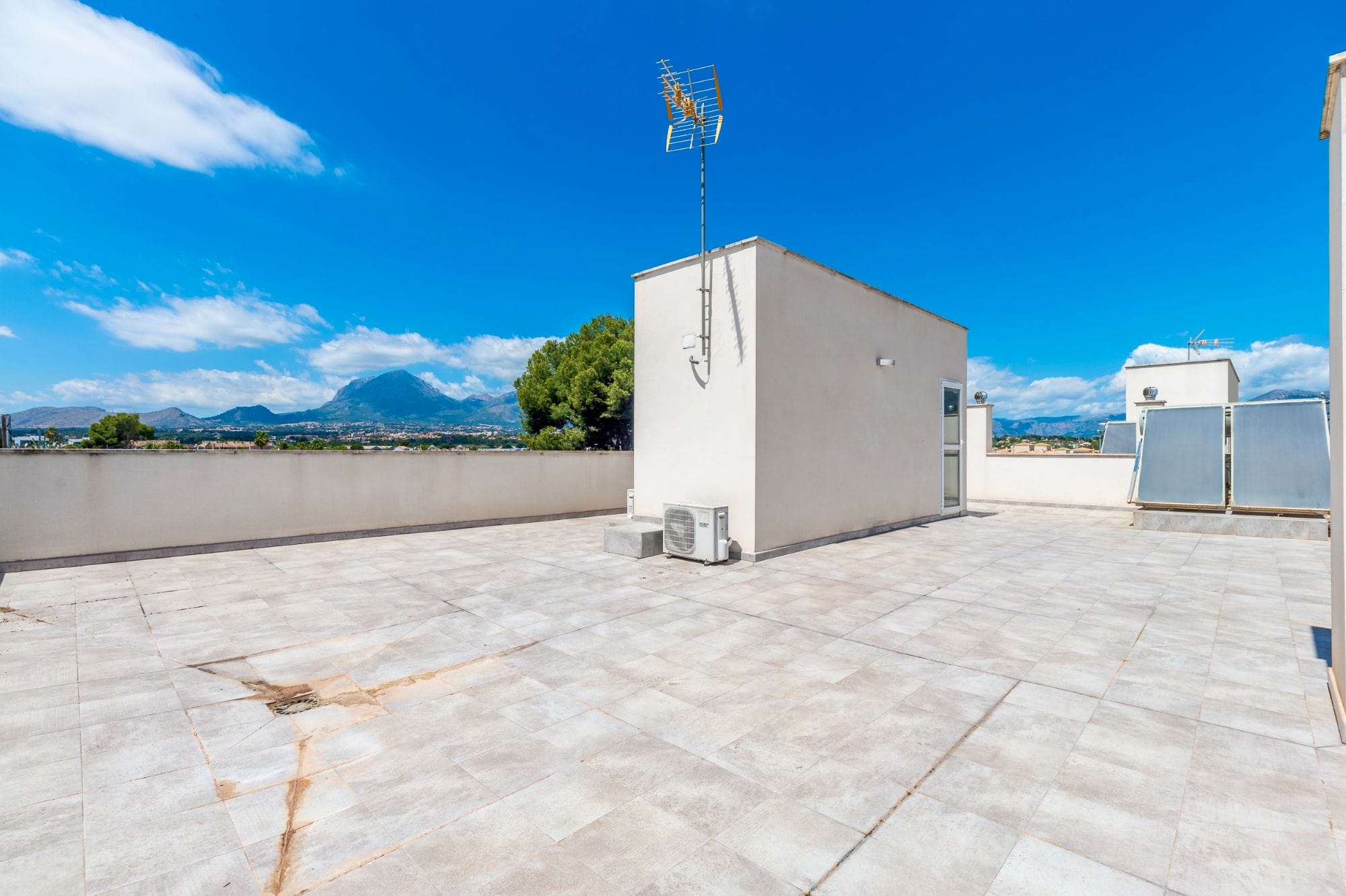 Vila elegantă cu 4 camere de vânzare în Albir - Locație privilegiată cu vedere la munte