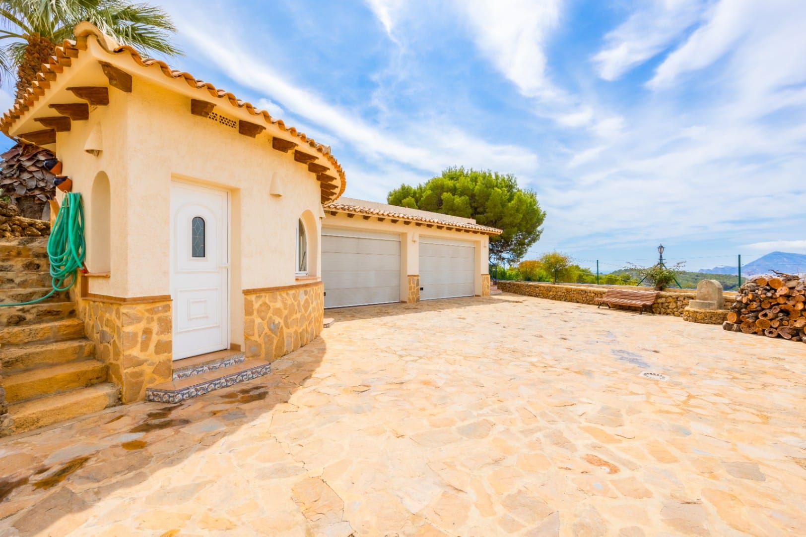 Mediterranean Villa with Outdoor and Indoor Pools for Sale in Aguas Primaverales de Alhama