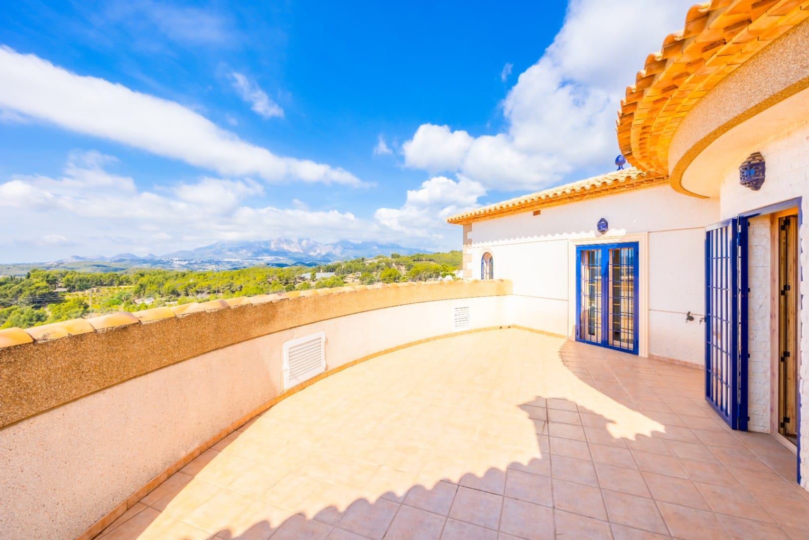 Mediterranean Villa with Outdoor and Indoor Pools for Sale in Aguas Primaverales de Alhama