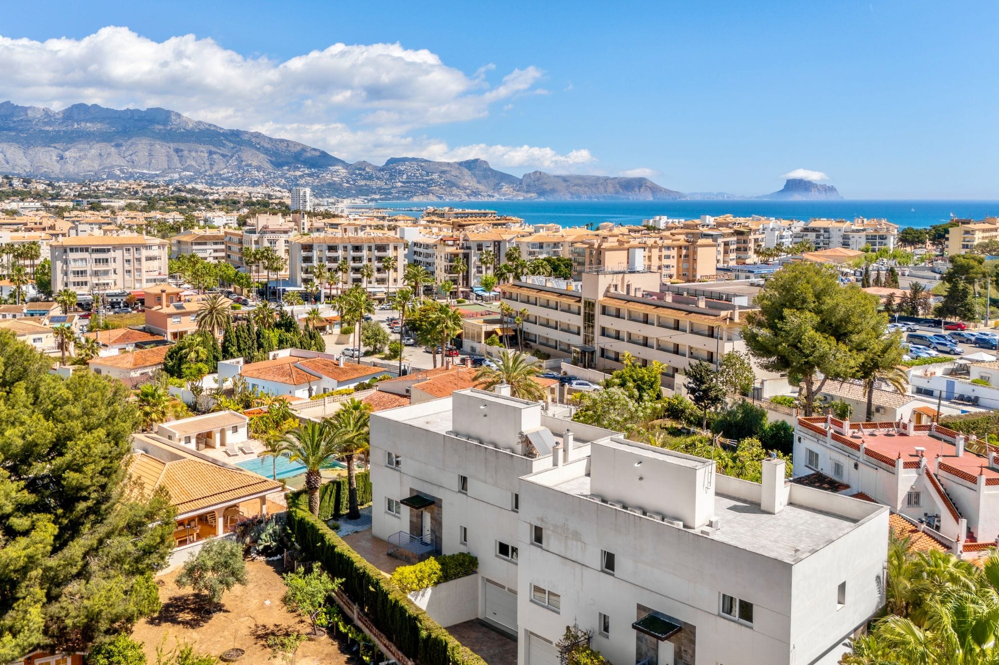 Elegant 4-bedroom villa for sale in Albir - Prime location with mountain views.