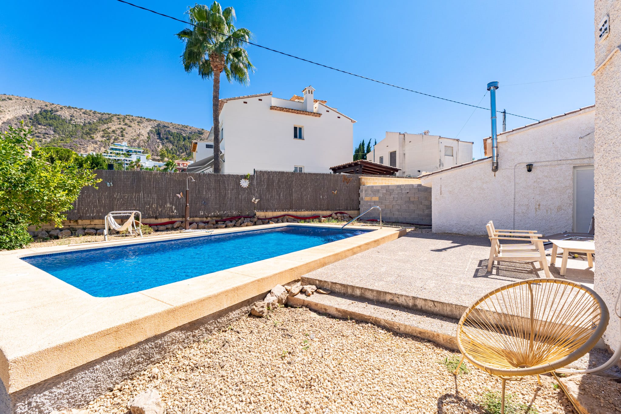 Vila gata de renovat cu piscină și vedere la munte de vânzare în Albir