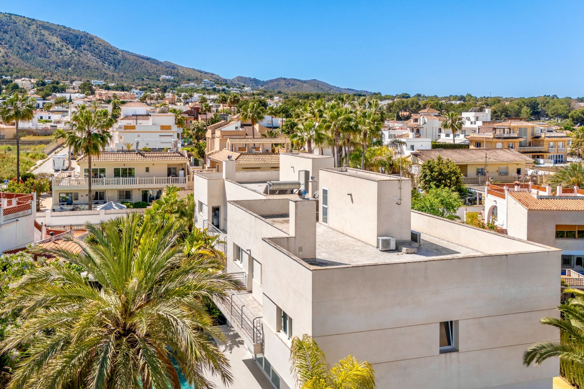 Elegant 4-bedroom villa for sale in Albir - Prime location with mountain views.