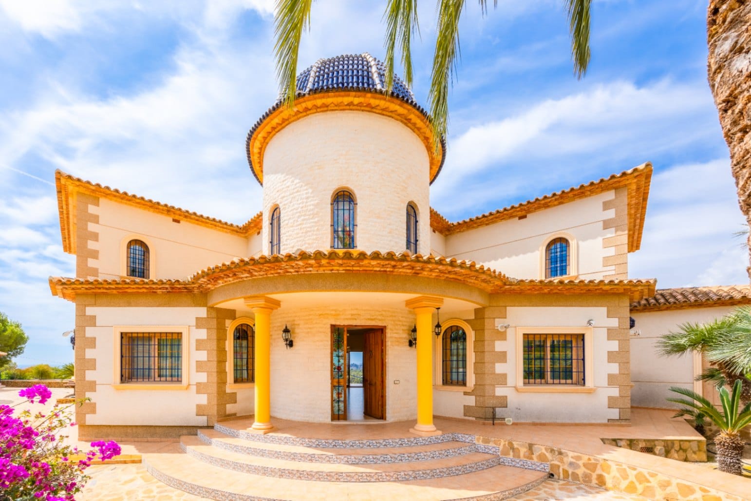 Mediterranean Villa with Outdoor and Indoor Pools for Sale in Aguas Primaverales de Alhama