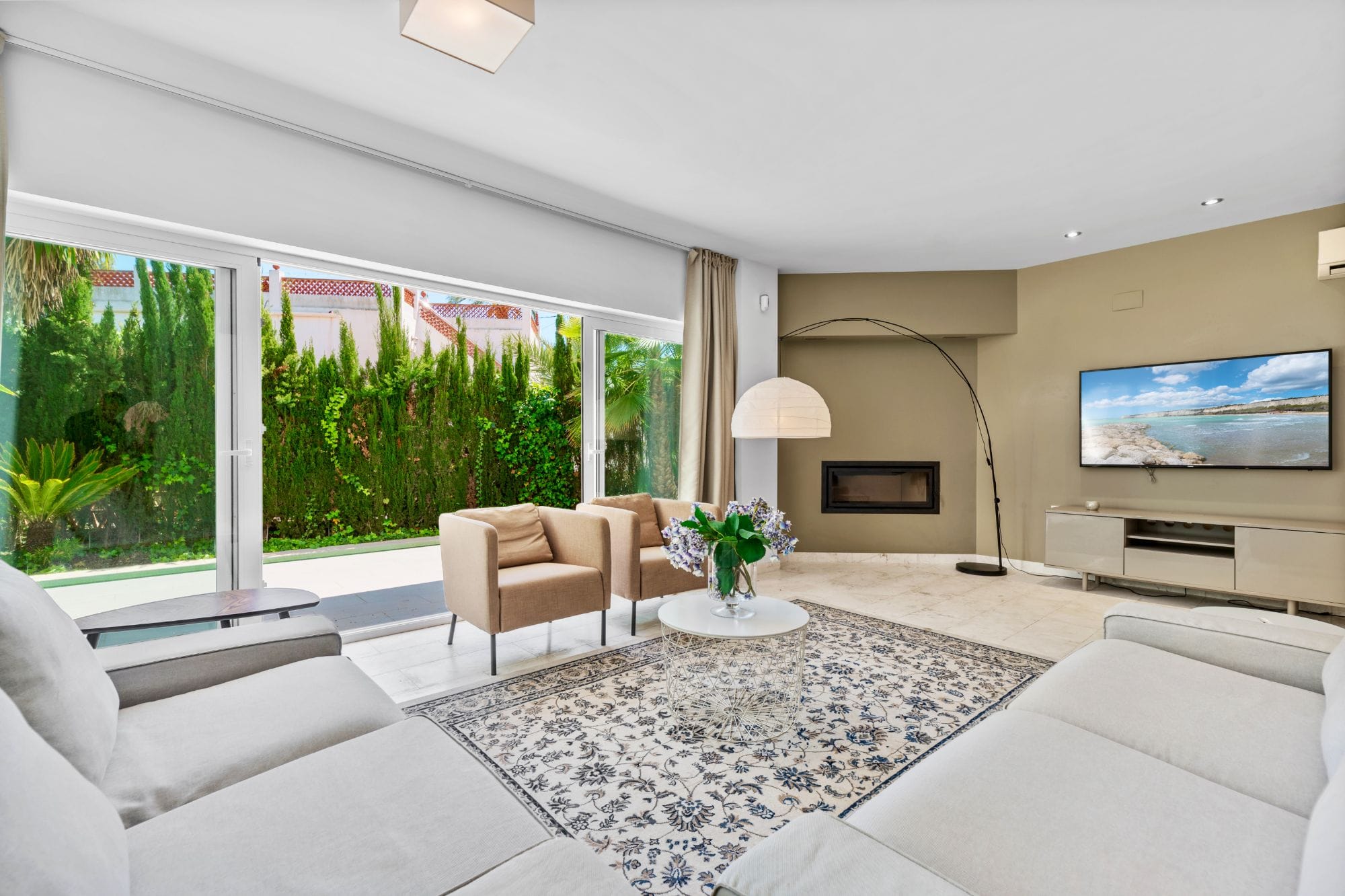 Elegant 4-bedroom villa for sale in Albir - Prime location with mountain views.