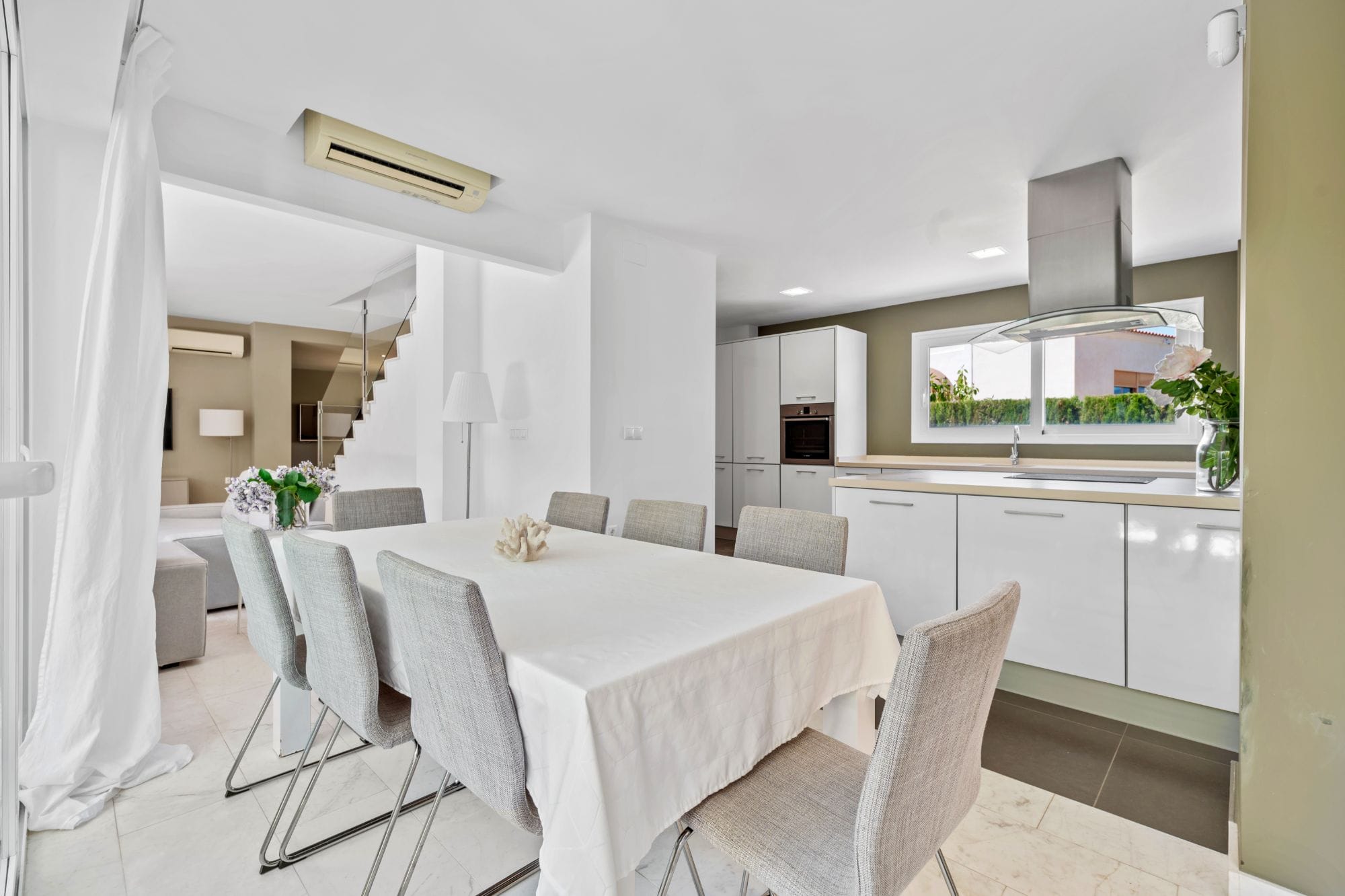 Elegant 4-bedroom villa for sale in Albir - Prime location with mountain views.