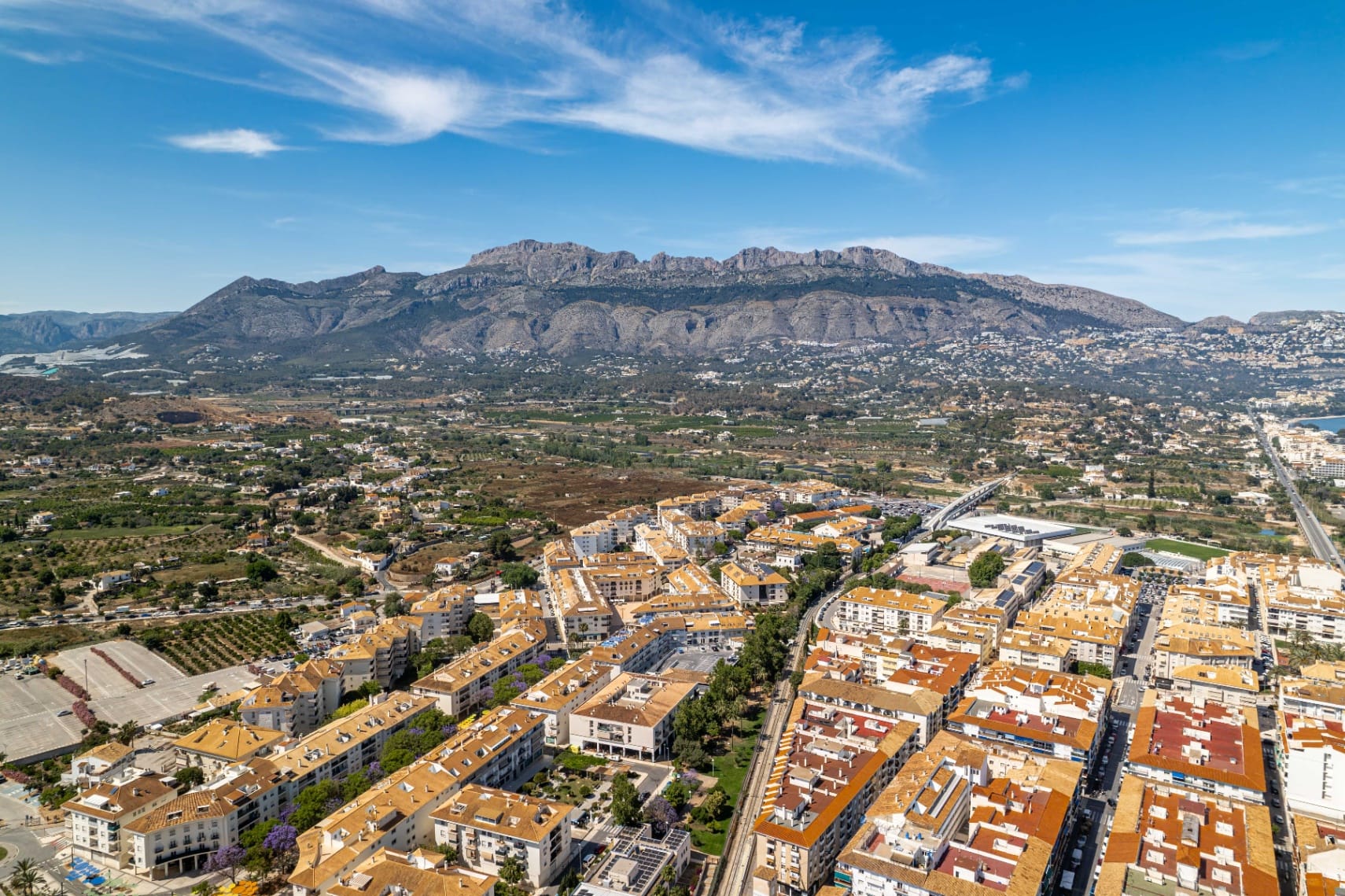 Casă adosată autentică cu terasă, vedere la mare și la munte de vânzare în Altea