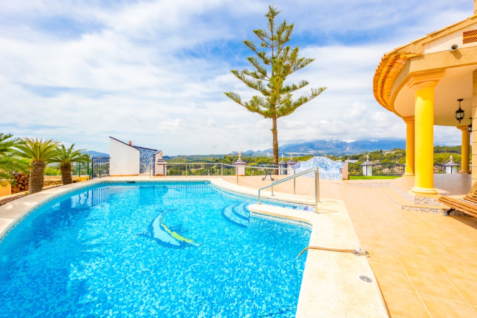 Mediterranean Villa with Outdoor and Indoor Pools for Sale in Aguas Primaverales de Alhama