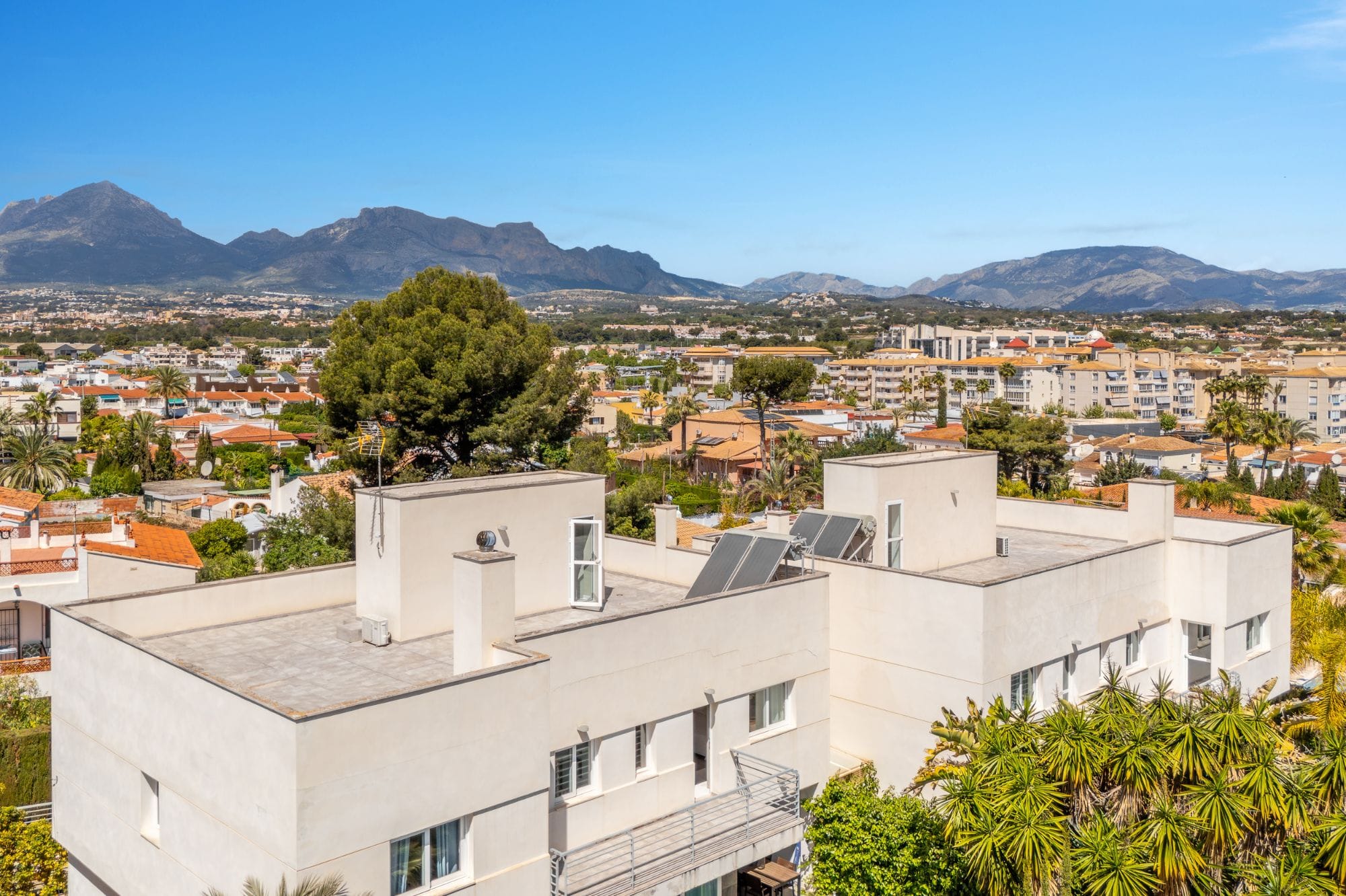 Vila elegantă cu 4 camere de vânzare în Albir - Locație privilegiată cu vedere la munte