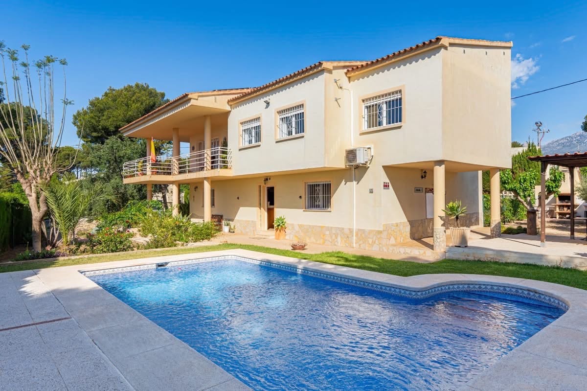 SPACIOUS RENOVATED VILLA IN LA NUCIA WITH POOL AND EXCELLENT OUTDOOR SPACES FOR SALE IN LA NUCIA