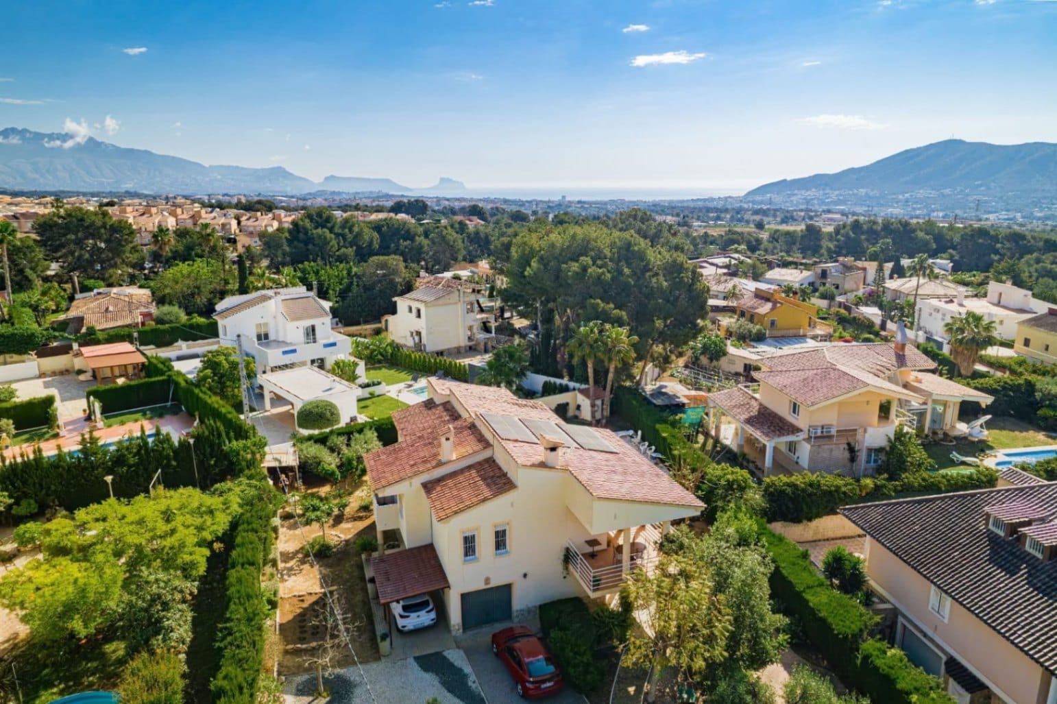 SPACIOUS RENOVATED VILLA IN LA NUCIA WITH POOL AND EXCELLENT OUTDOOR SPACES FOR SALE IN LA NUCIA