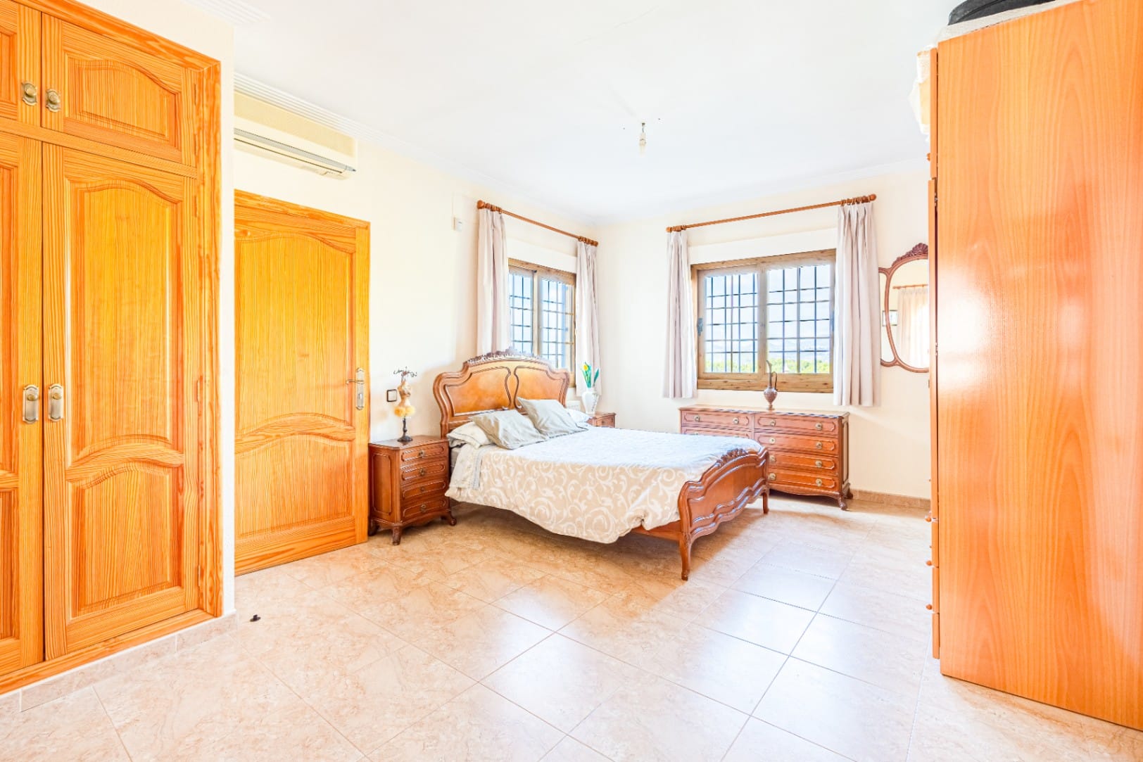 Mediterranean Villa with Outdoor and Indoor Pools for Sale in Aguas Primaverales de Alhama