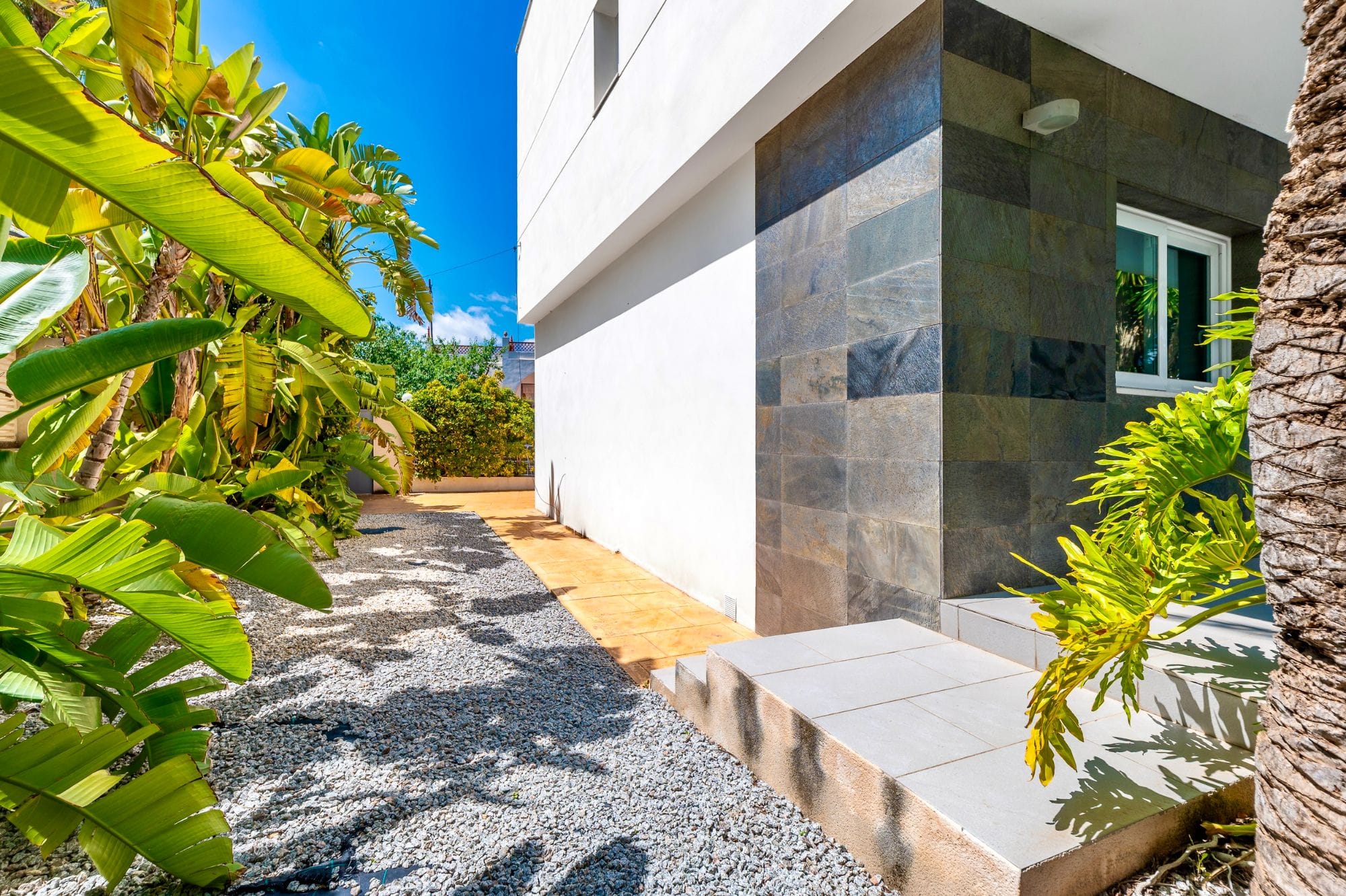 Elegant 4-bedroom villa for sale in Albir - Prime location with mountain views.