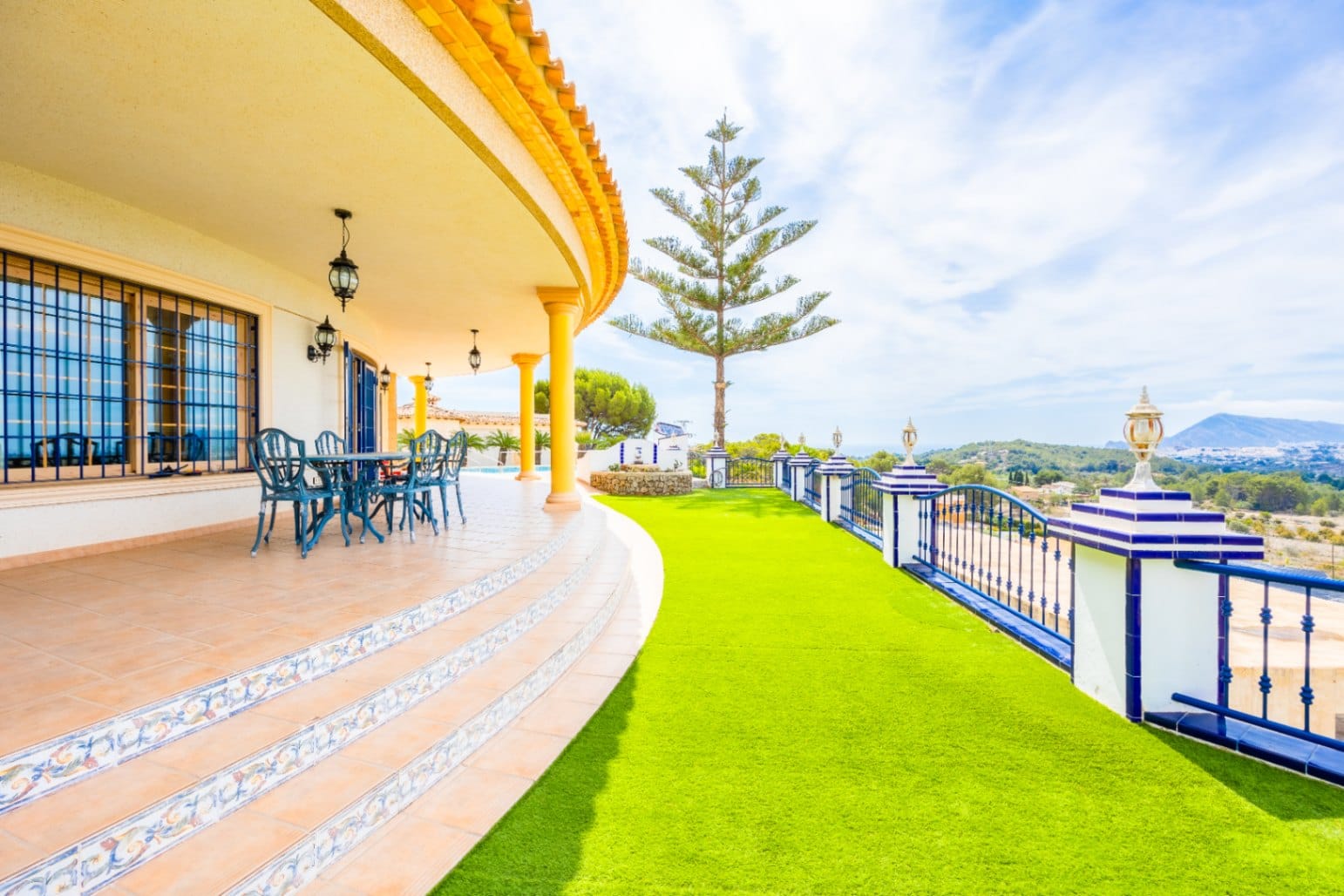 Mediterranean Villa with Outdoor and Indoor Pools for Sale in Aguas Primaverales de Alhama