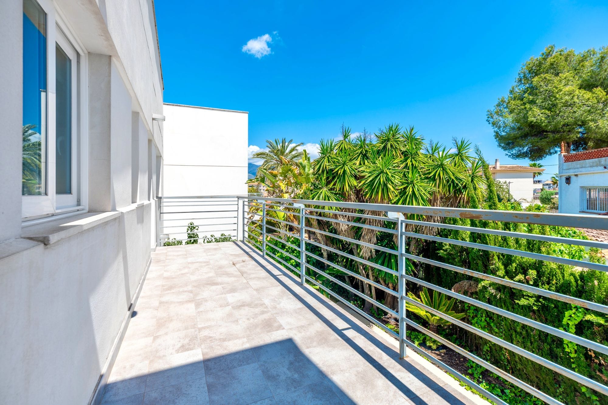 Elegant 4-bedroom villa for sale in Albir - Prime location with mountain views.