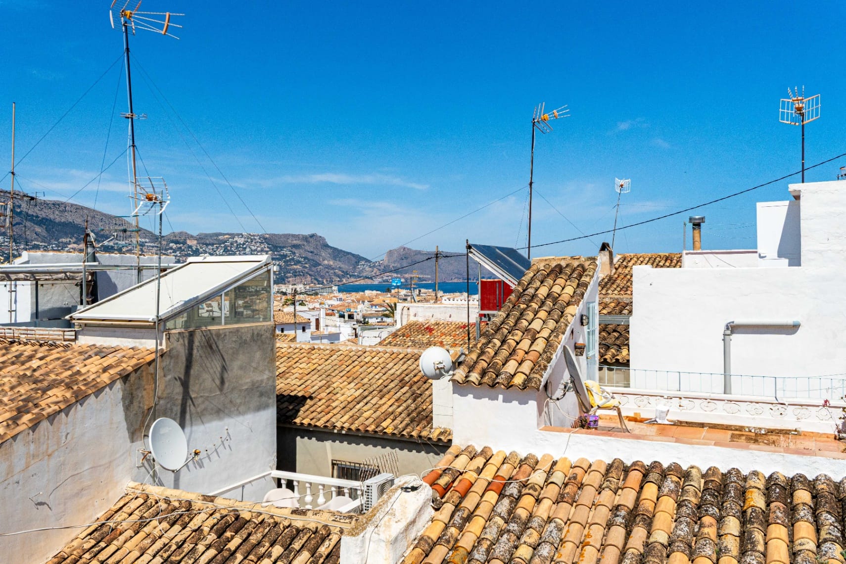 Casă adosată autentică cu terasă, vedere la mare și la munte de vânzare în Altea